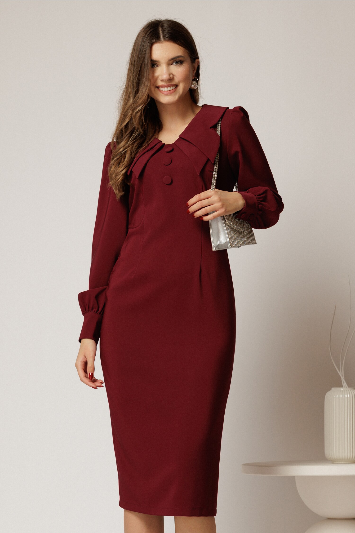 Rochie conica magenta cu nasturi pe bust si guler dublu