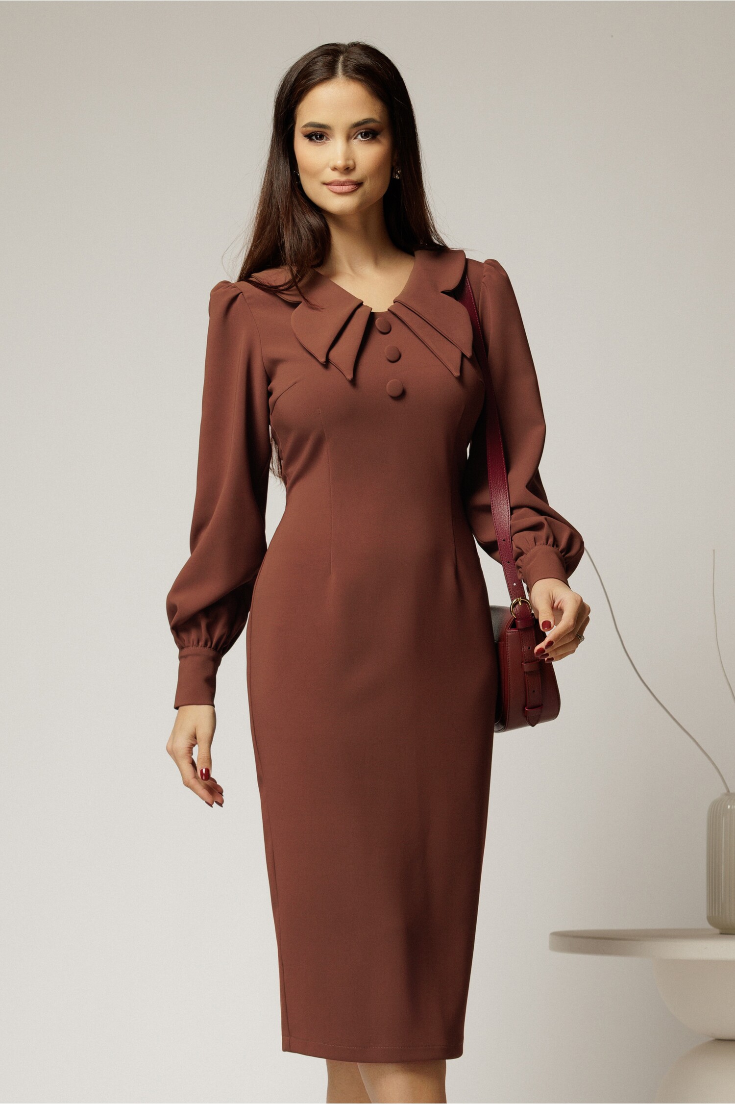Rochie conica maro cu nasturi pe bust si guler dublu