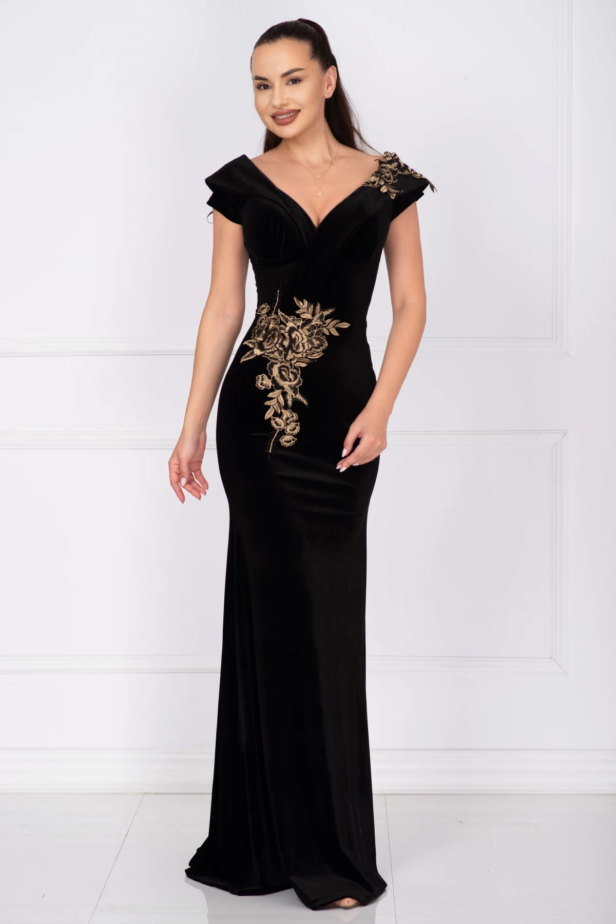 Rochie de seara tip sirena din catifea cu broderie florala aurie