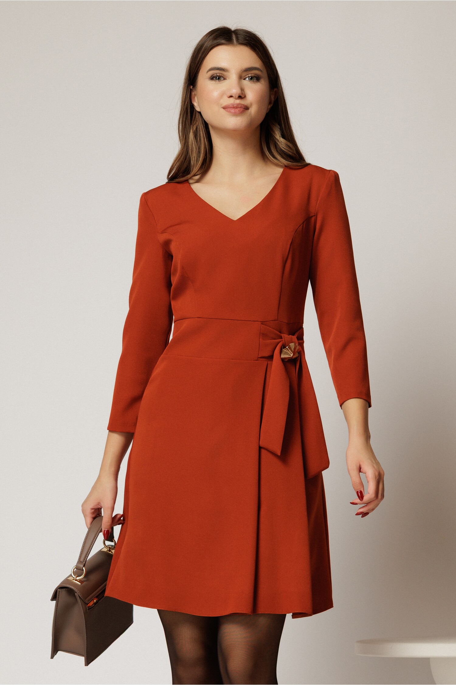 Rochie eleganta din stofa fina caramizie cu decolteu în V si talie accentuata cu accesoriu