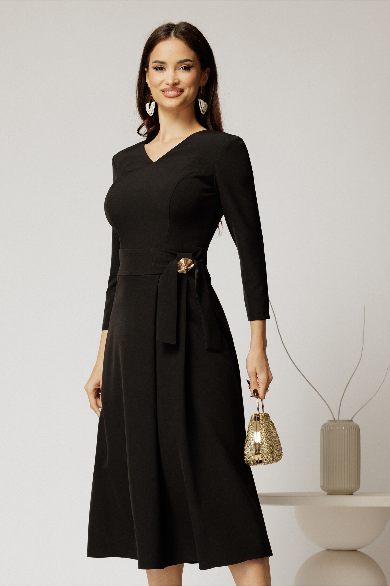 Rochie eleganta din stofa fina neagra cu decolteu în V si talie accentuata cu accesoriu