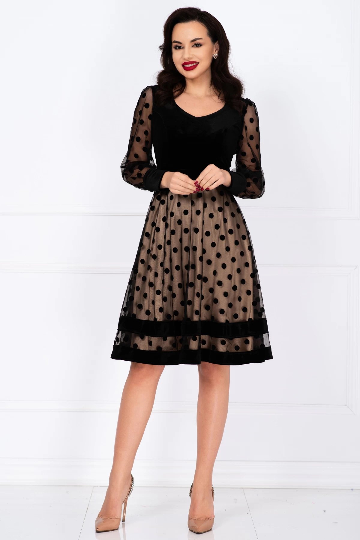 Rochie eleganta in clos din catifea cu dublura bej si buline