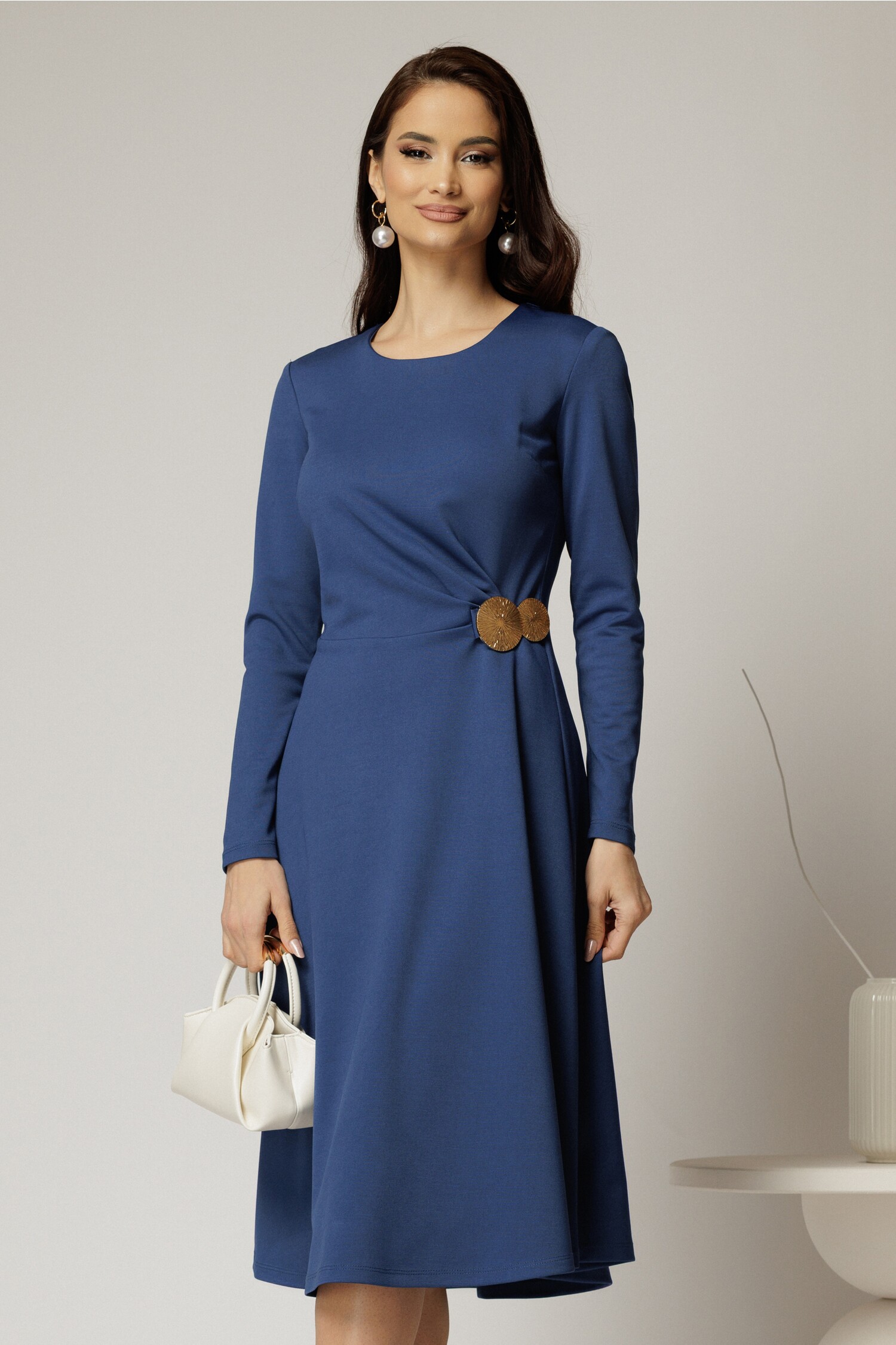 Rochie midi albastra clos cu accesoriu auriu in talie si pliuri