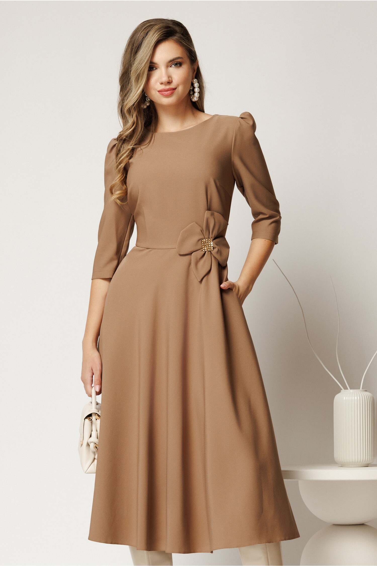 Rochie midi bej din stofa in clos cu floare in talie
