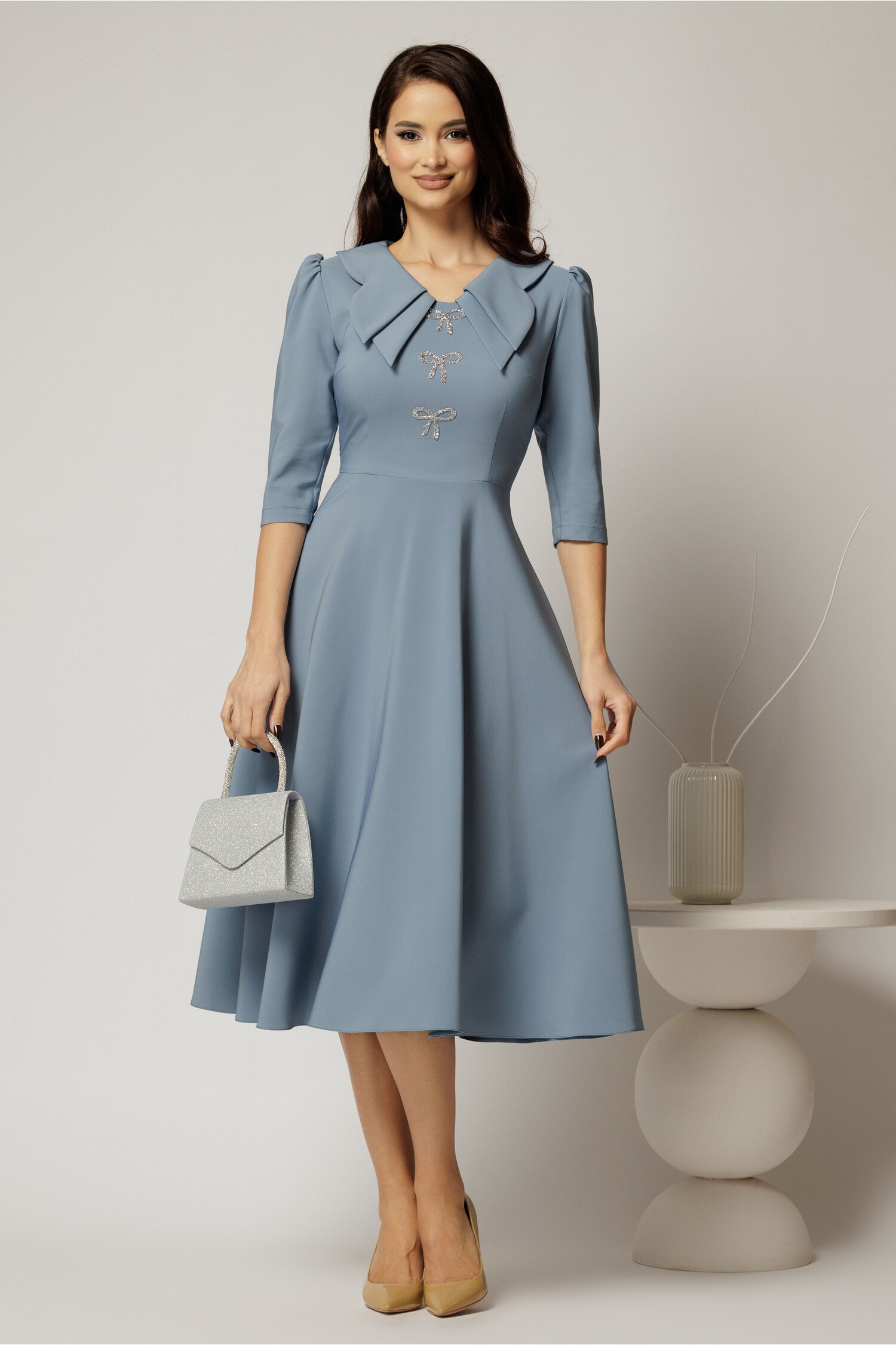 Rochie midi bleu cu guler dublu si funde argintii