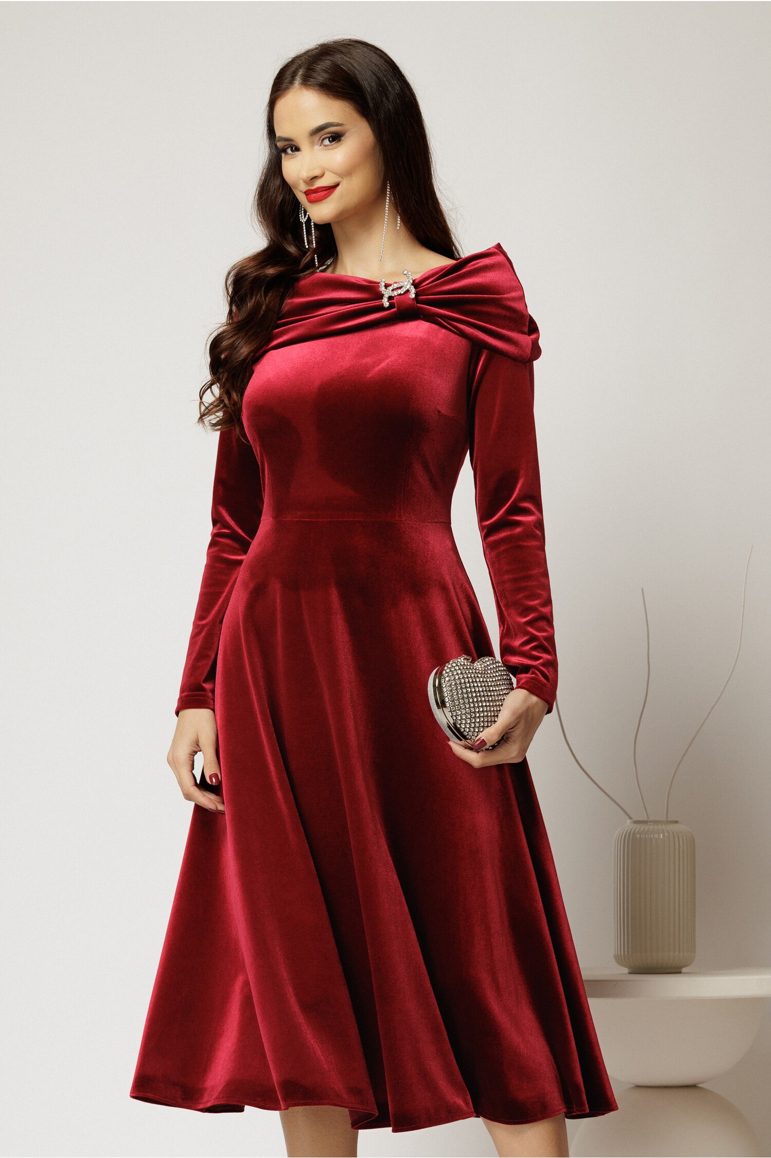 Rochie midi din catifea bordo cu umeri lasati si brosa