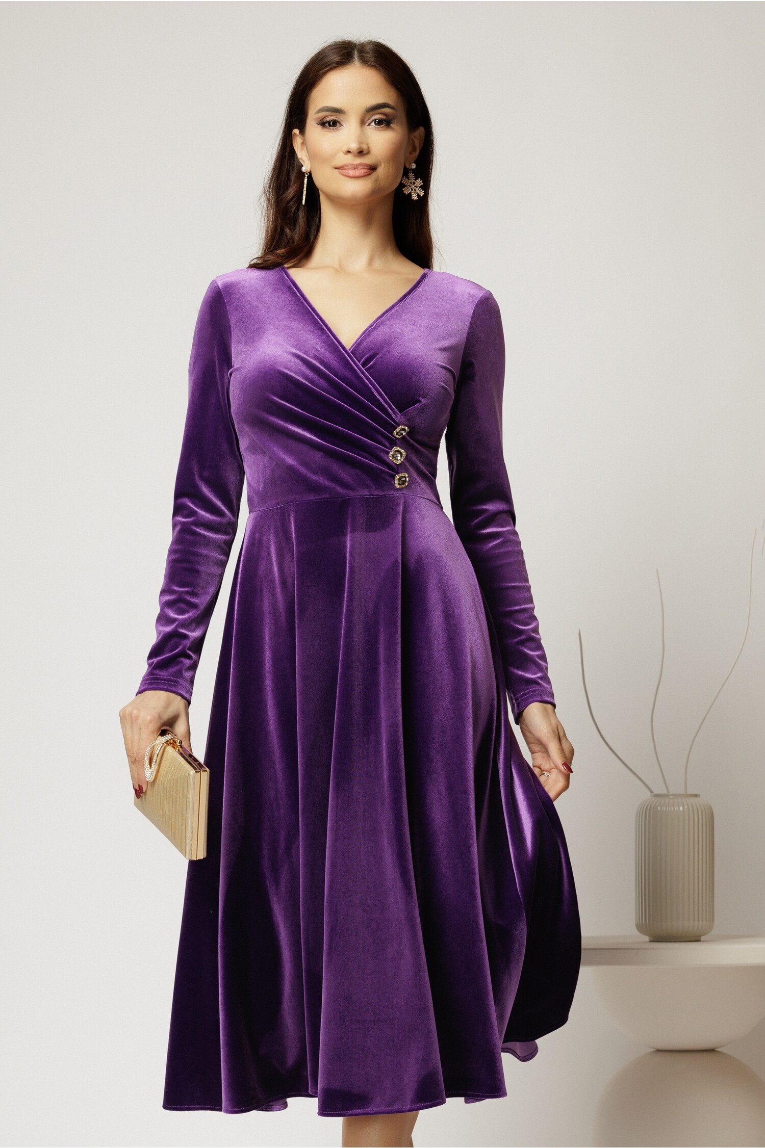 Rochie midi din catifea mov cu bustu petrecut si nasturi eleganti