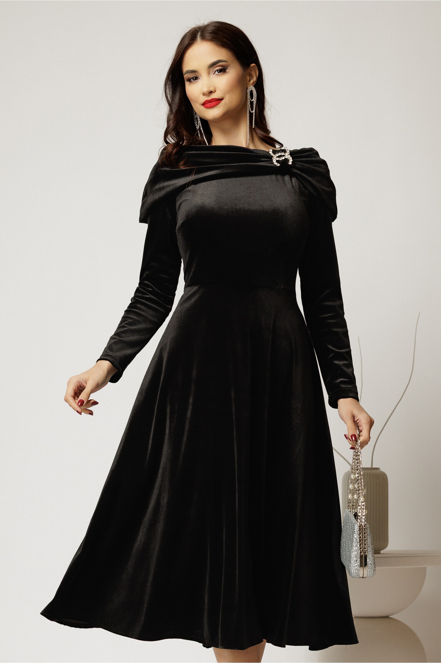 Rochie midi din catifea neagra cu umeri lasati si brosa