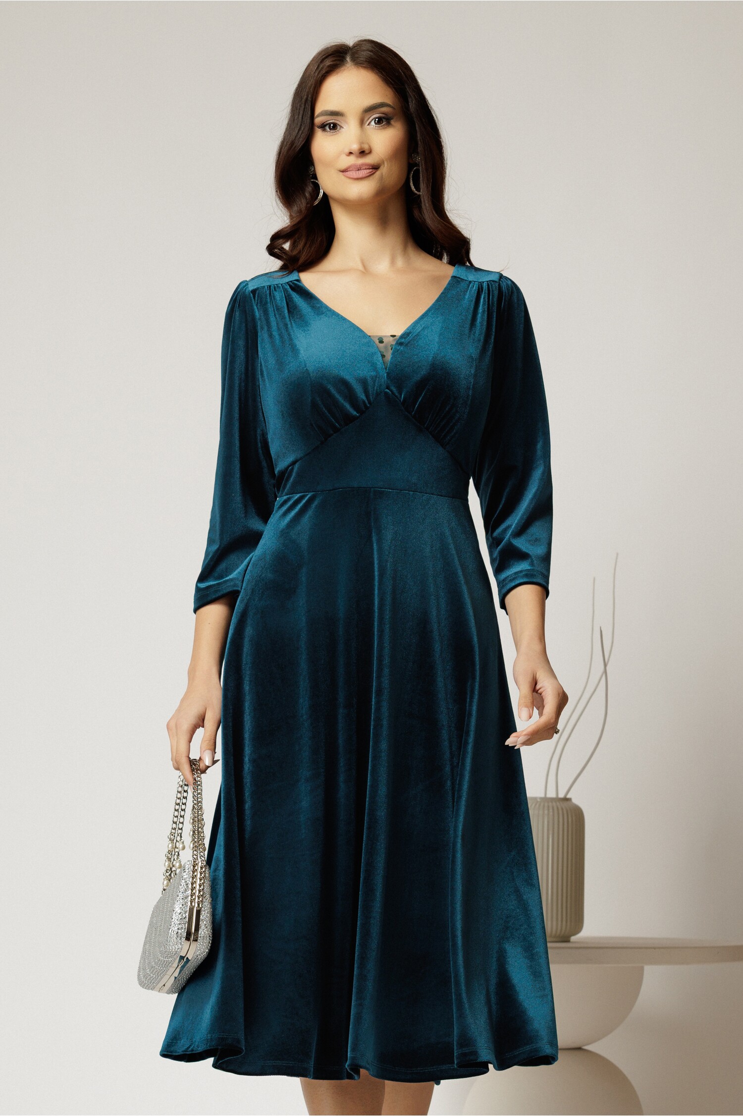 Rochie midi din catifea verde cu decolteu V