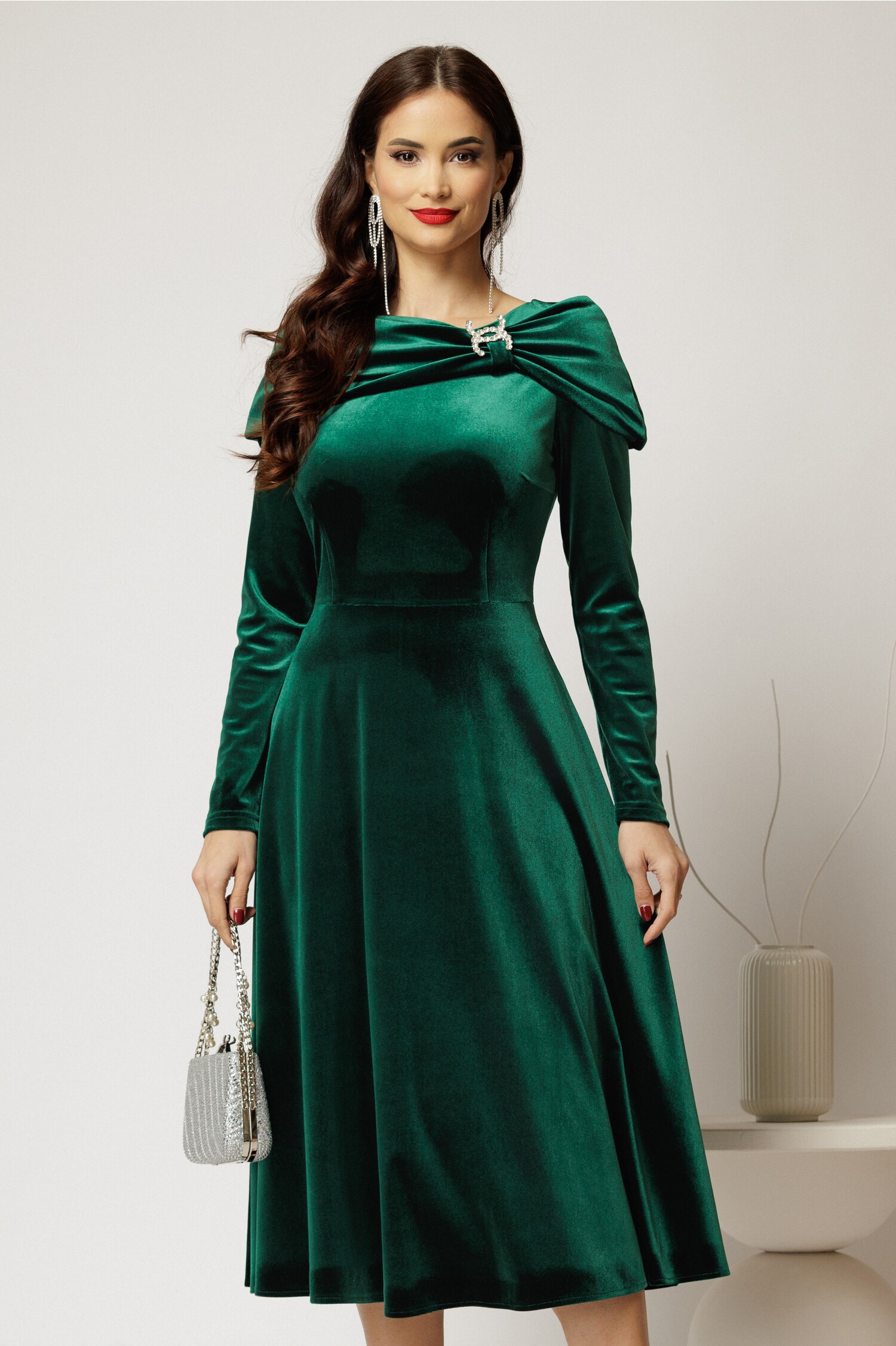 Rochie midi din catifea verde cu umeri lasati si brosa