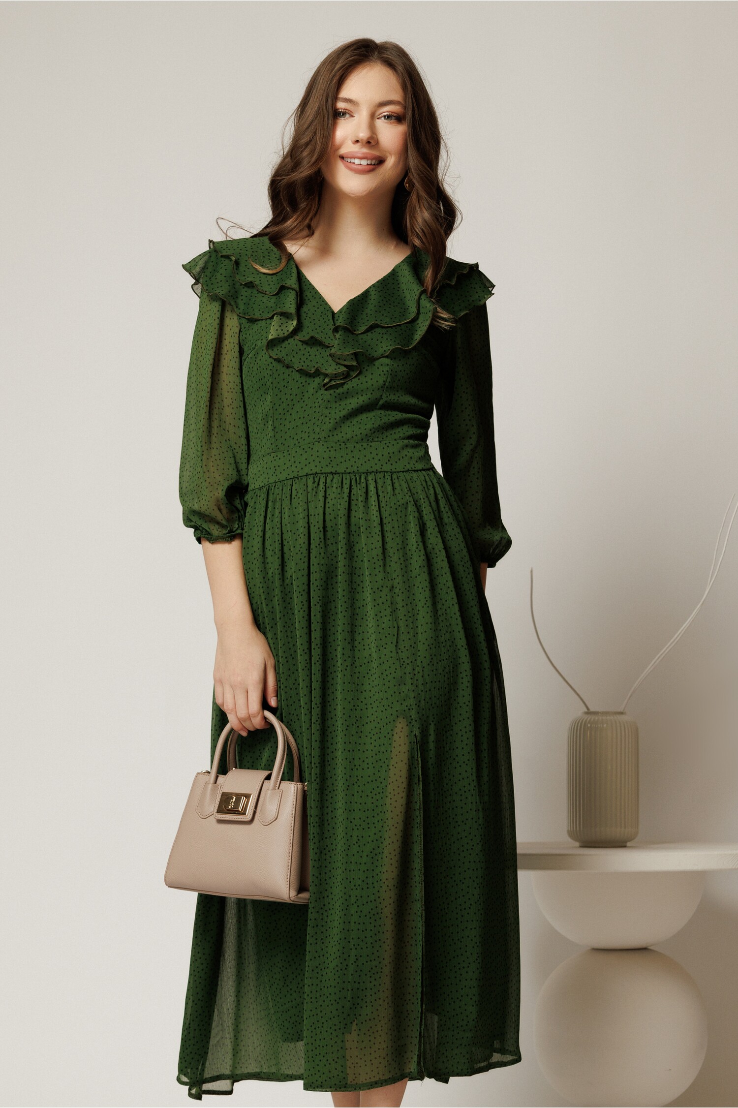 Rochie midi din voal verde cu buline si volanase la decolteu