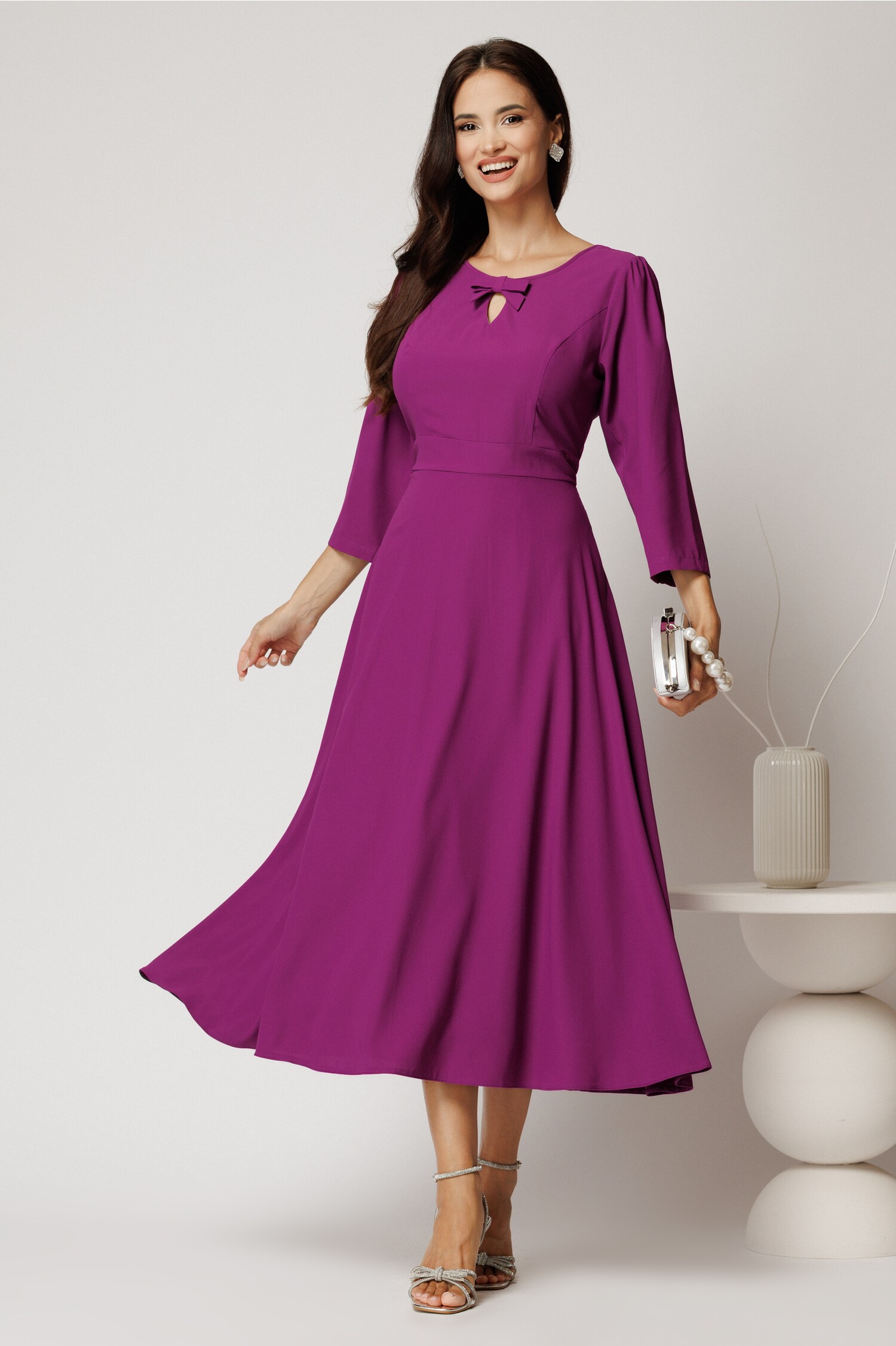Rochie midi magenta din viscoza in clos cu funda si decupaj la decolteu