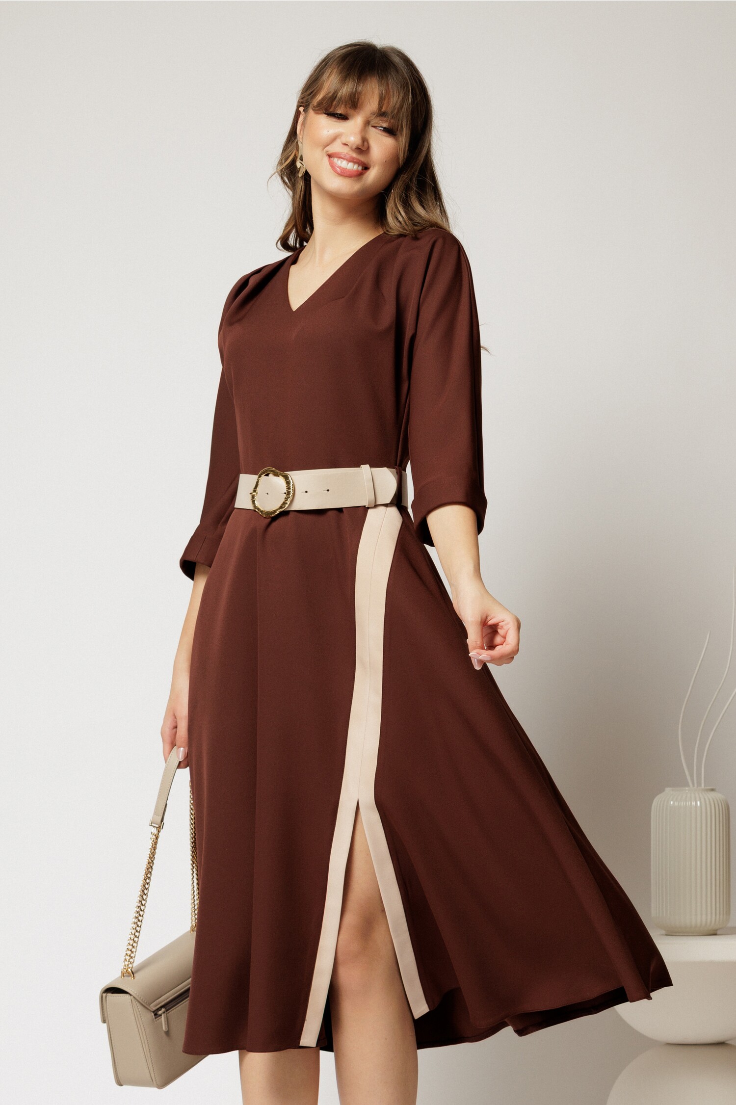 Rochie midi maro clos cu slit pe fusta