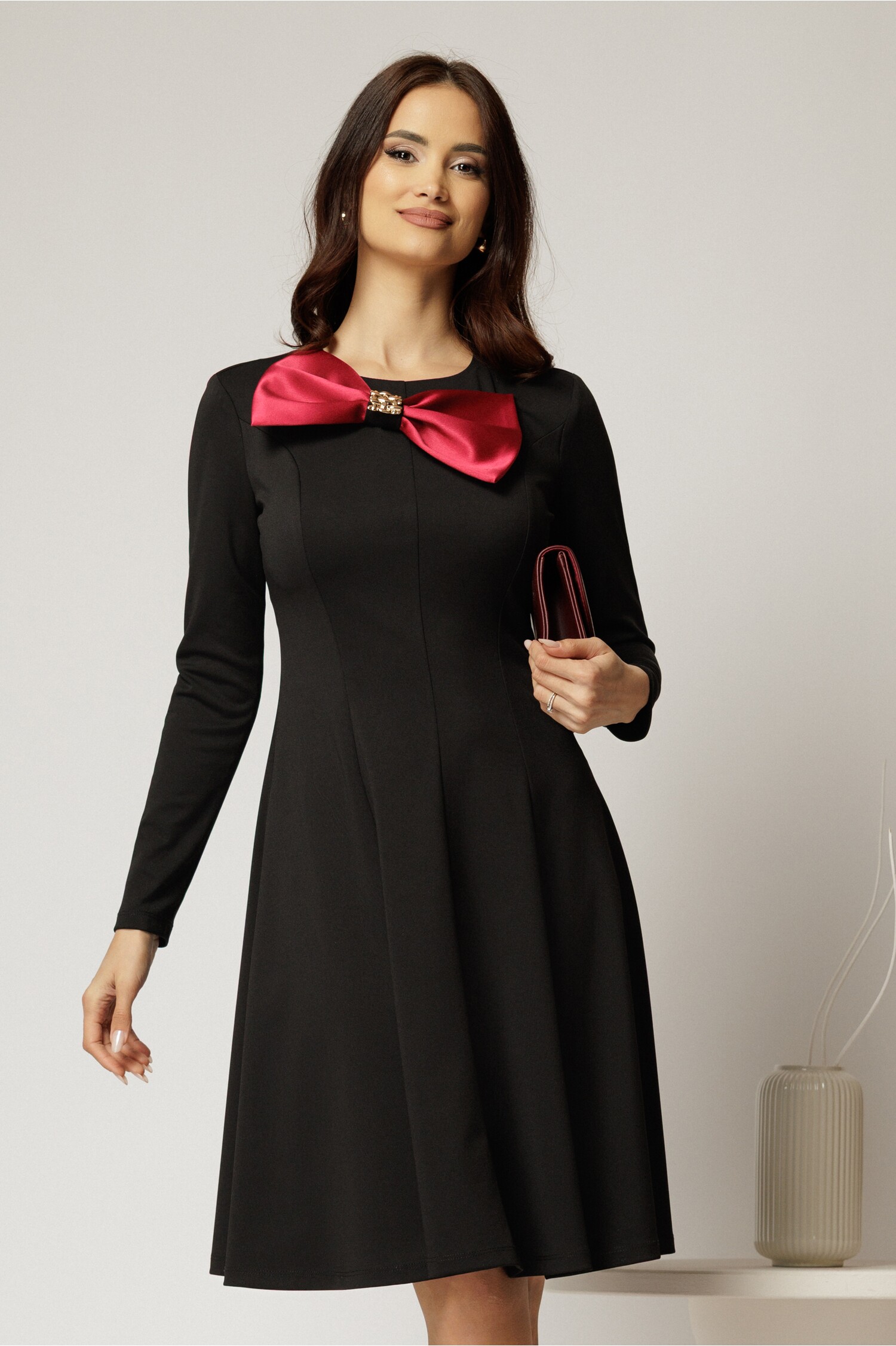 Rochie midi neagra in clini cu funda maxi satinata pe bust