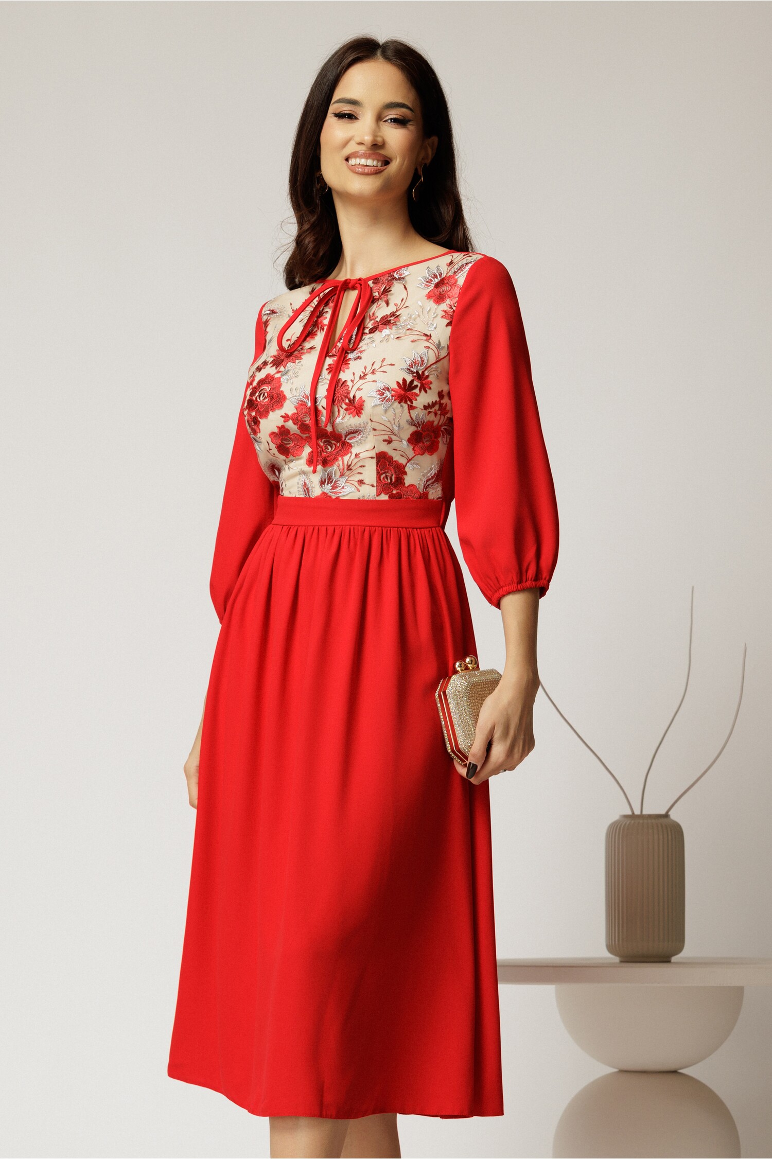 Rochie midi rosie din triplu voal in clos cu bust bej din dantela