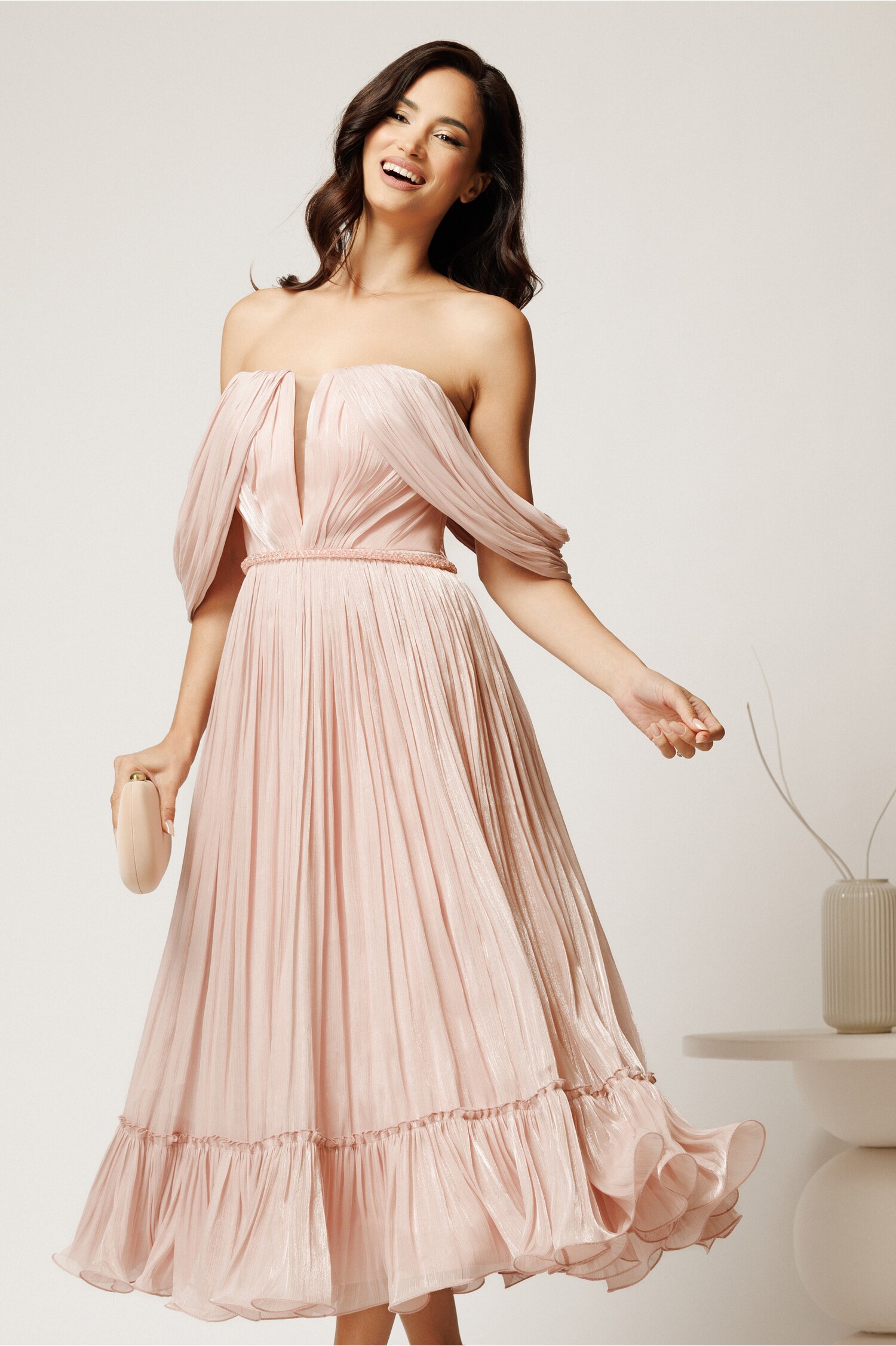 Rochie midi roz in clos din voal satinat cu aplicatii cazute pe umeri
