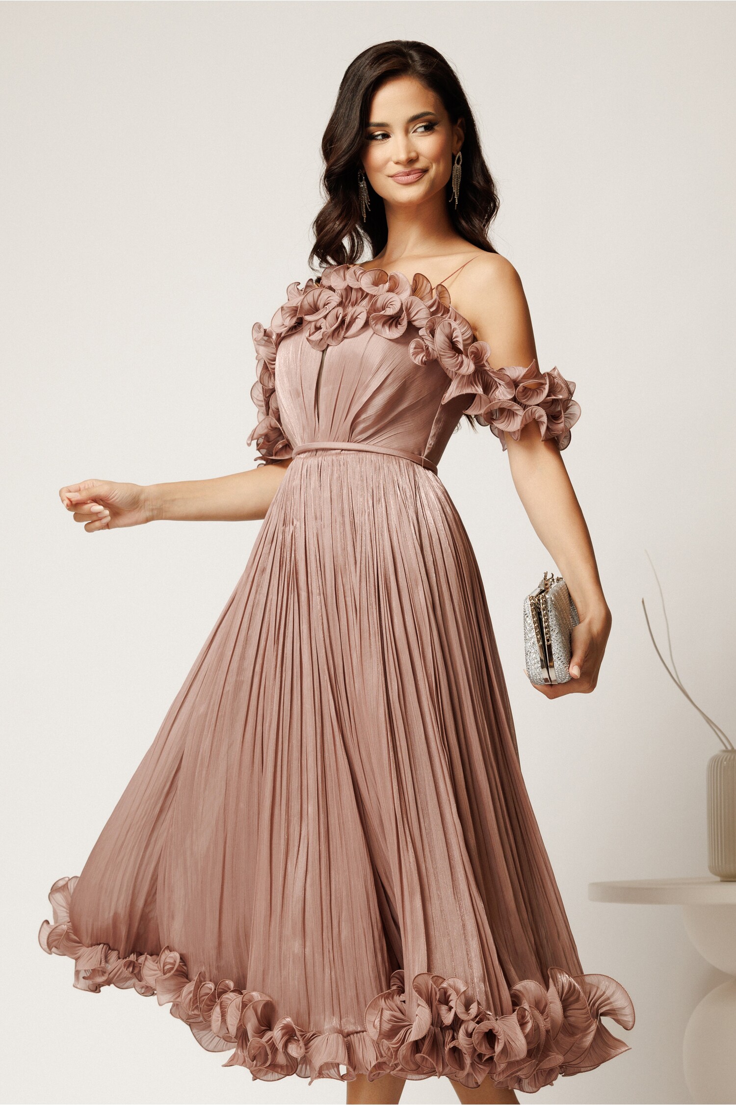 Rochie midi roz in clos din voal satinat cu volanase la bust si la baza