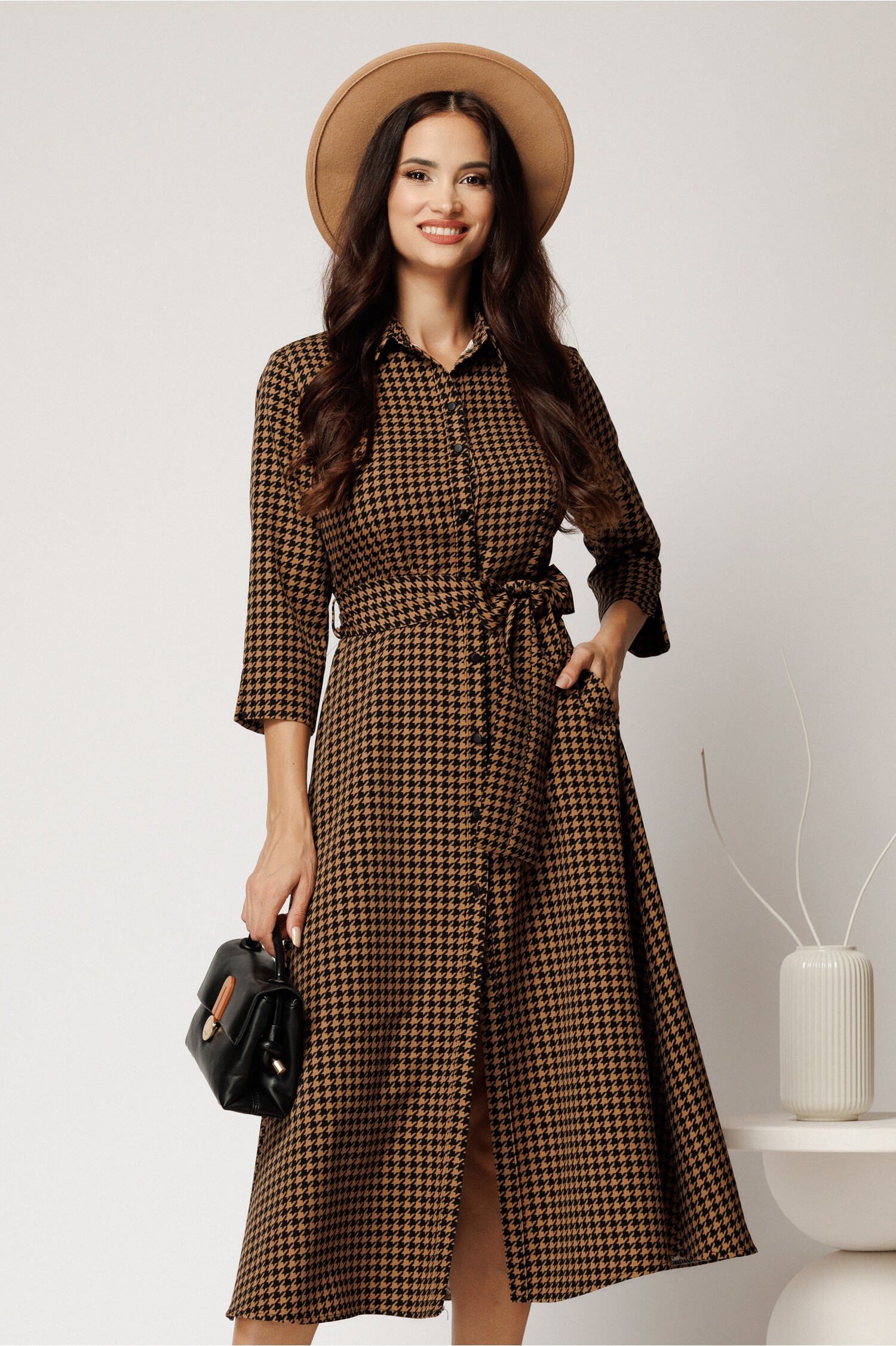Rochie midi tip camasa maro cu imprimeuri pepit si curea in talie