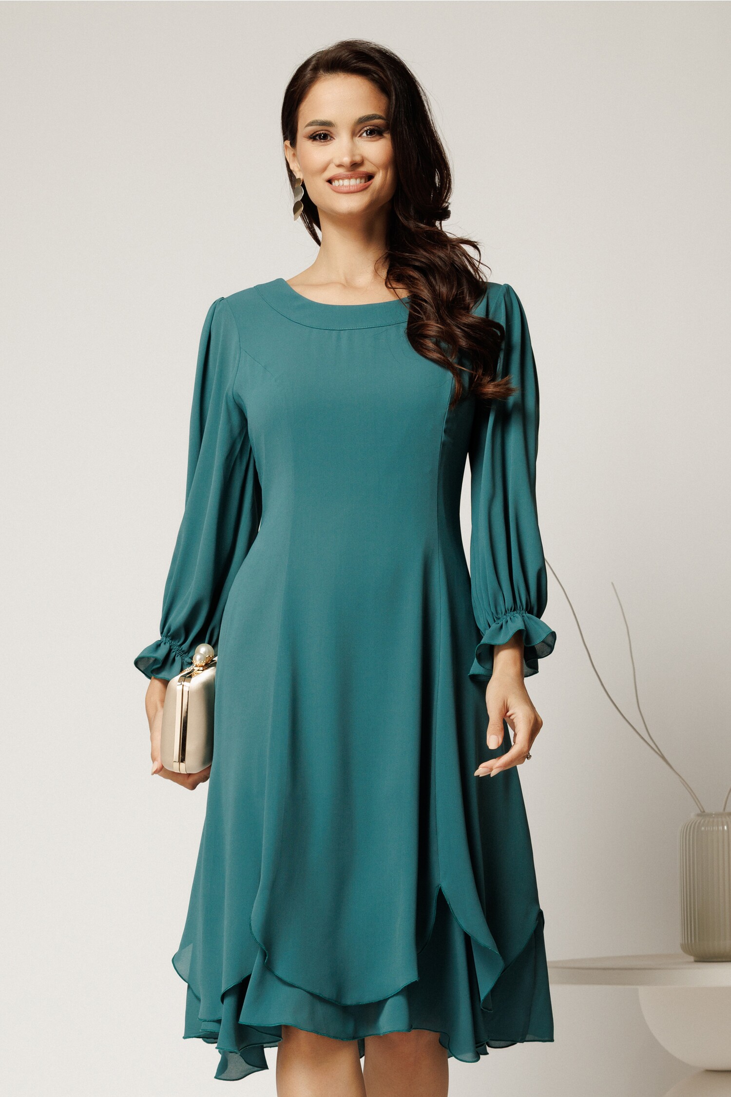 Rochie midi verde mint din voal cu croi in clini si volane la baza