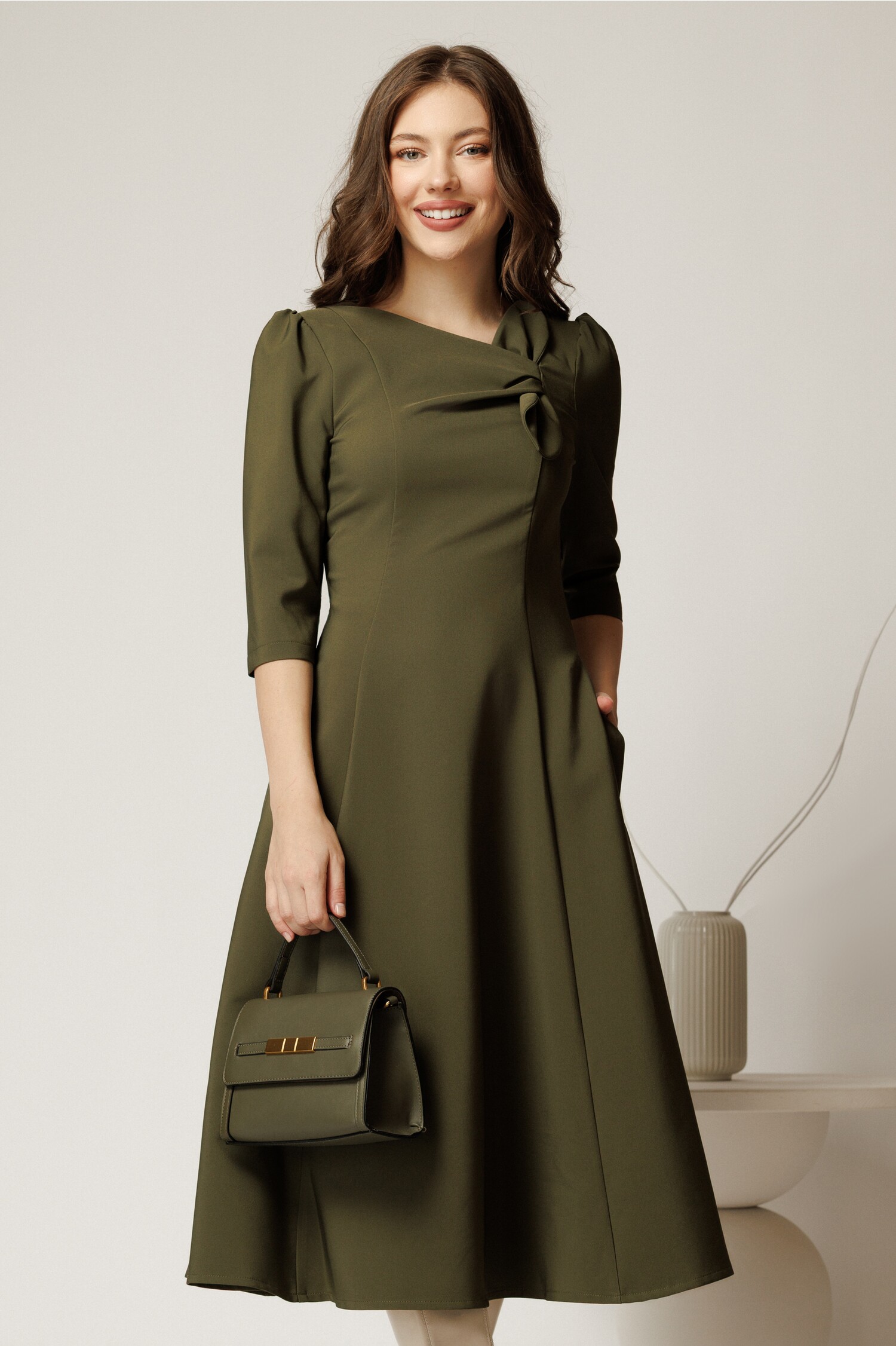 Rochie office din stofa kaki cu funda la bust