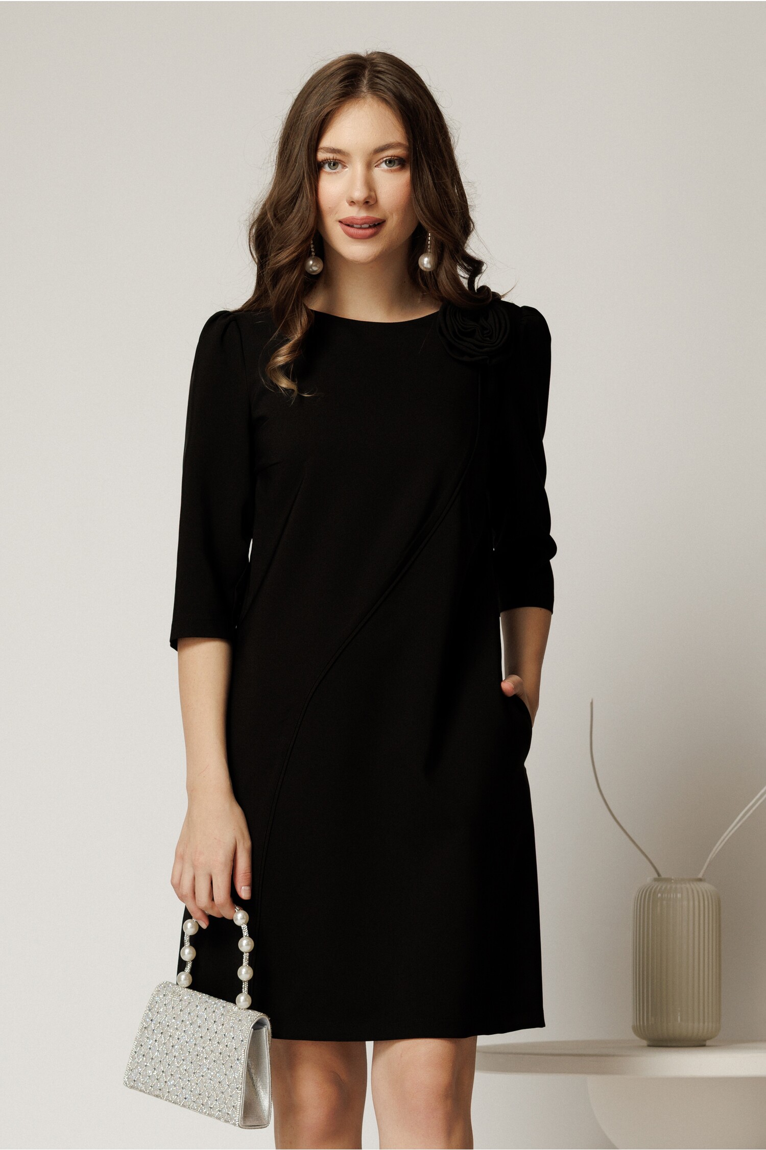 Rochie office din stofa neagra cu floare pe umar
