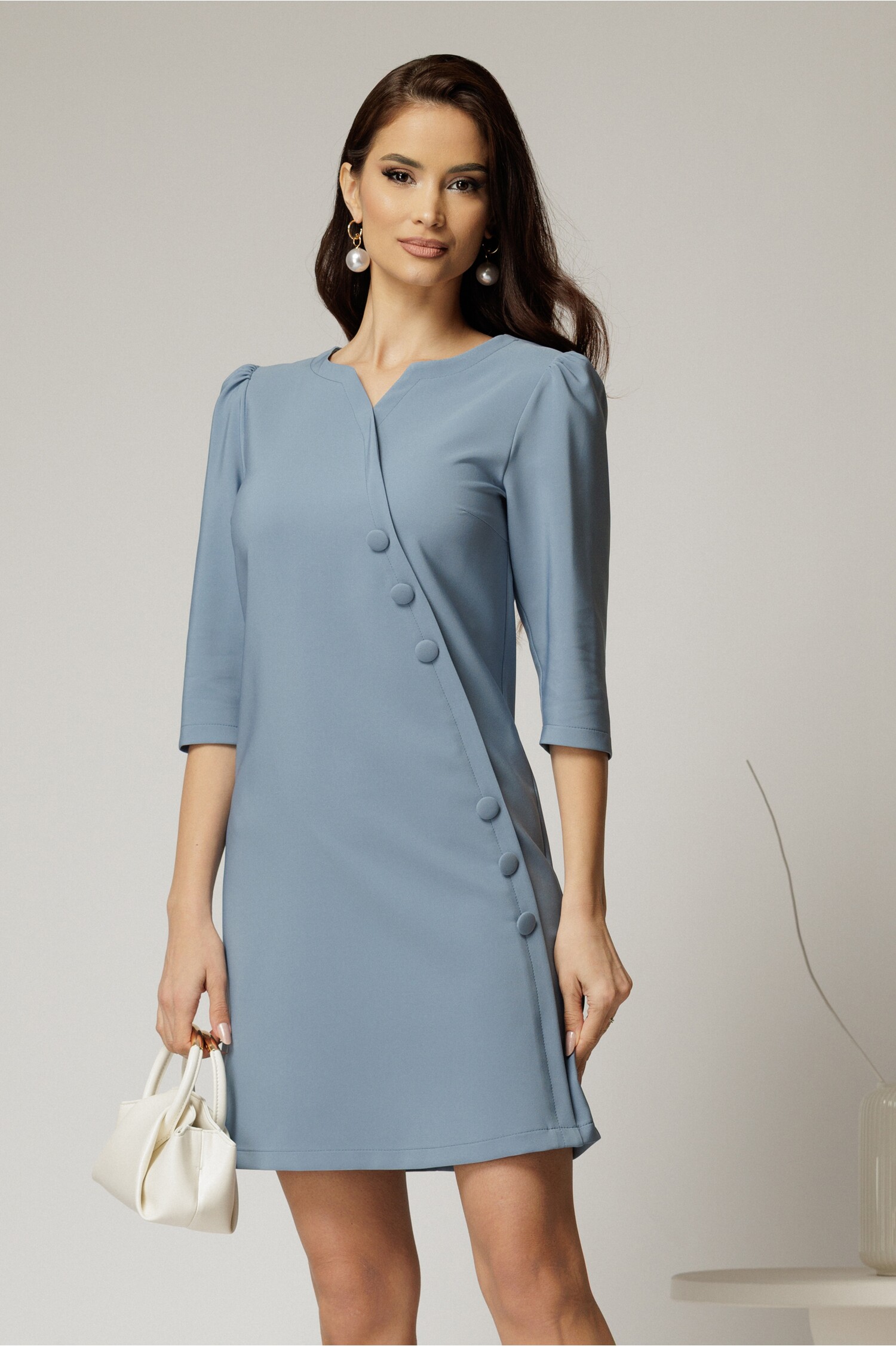Rochie scurta bleu cu nasturi decorativi si croi cambrat