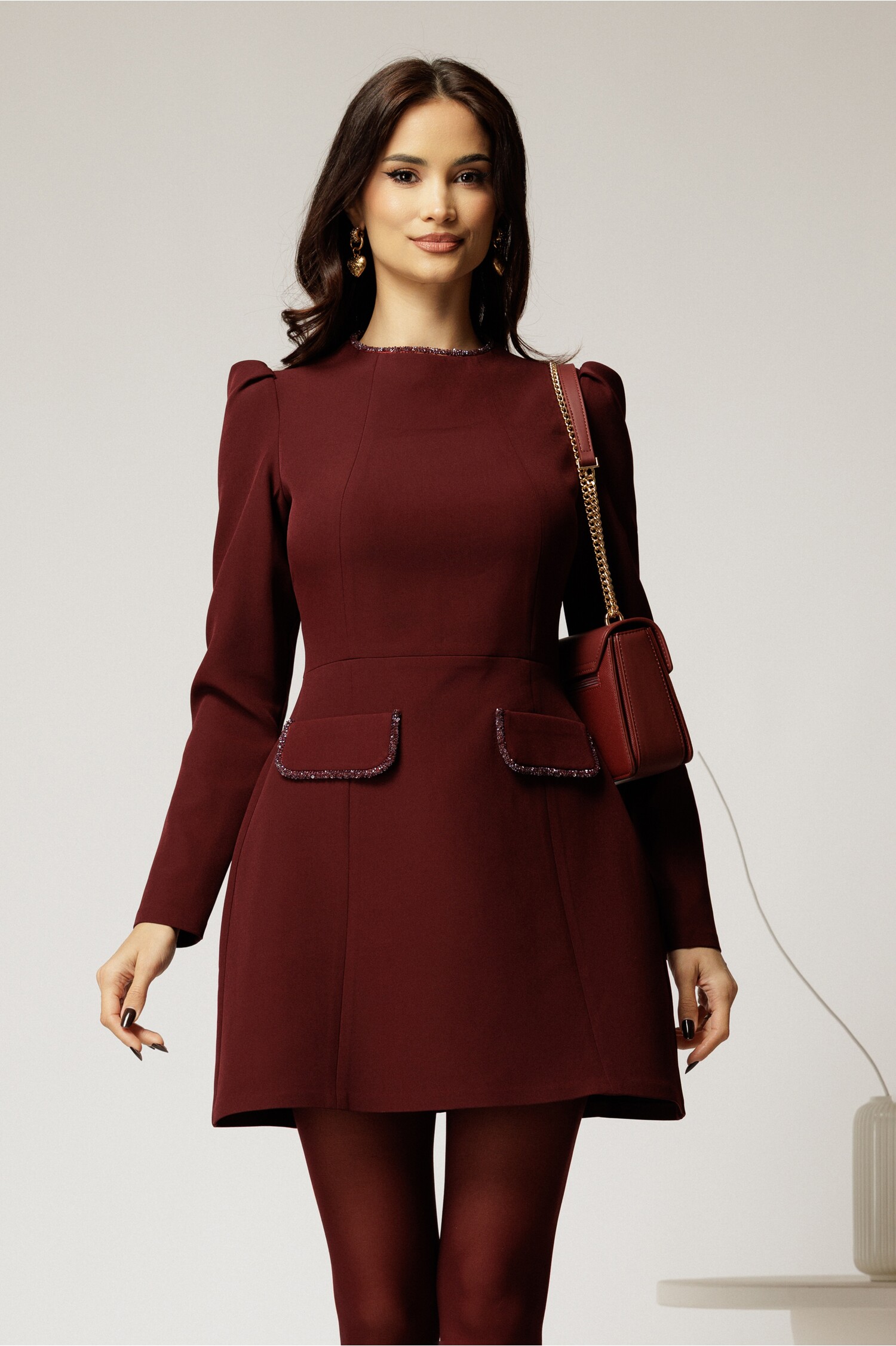 Rochie scurta bordo cu aplicatii la decolteu