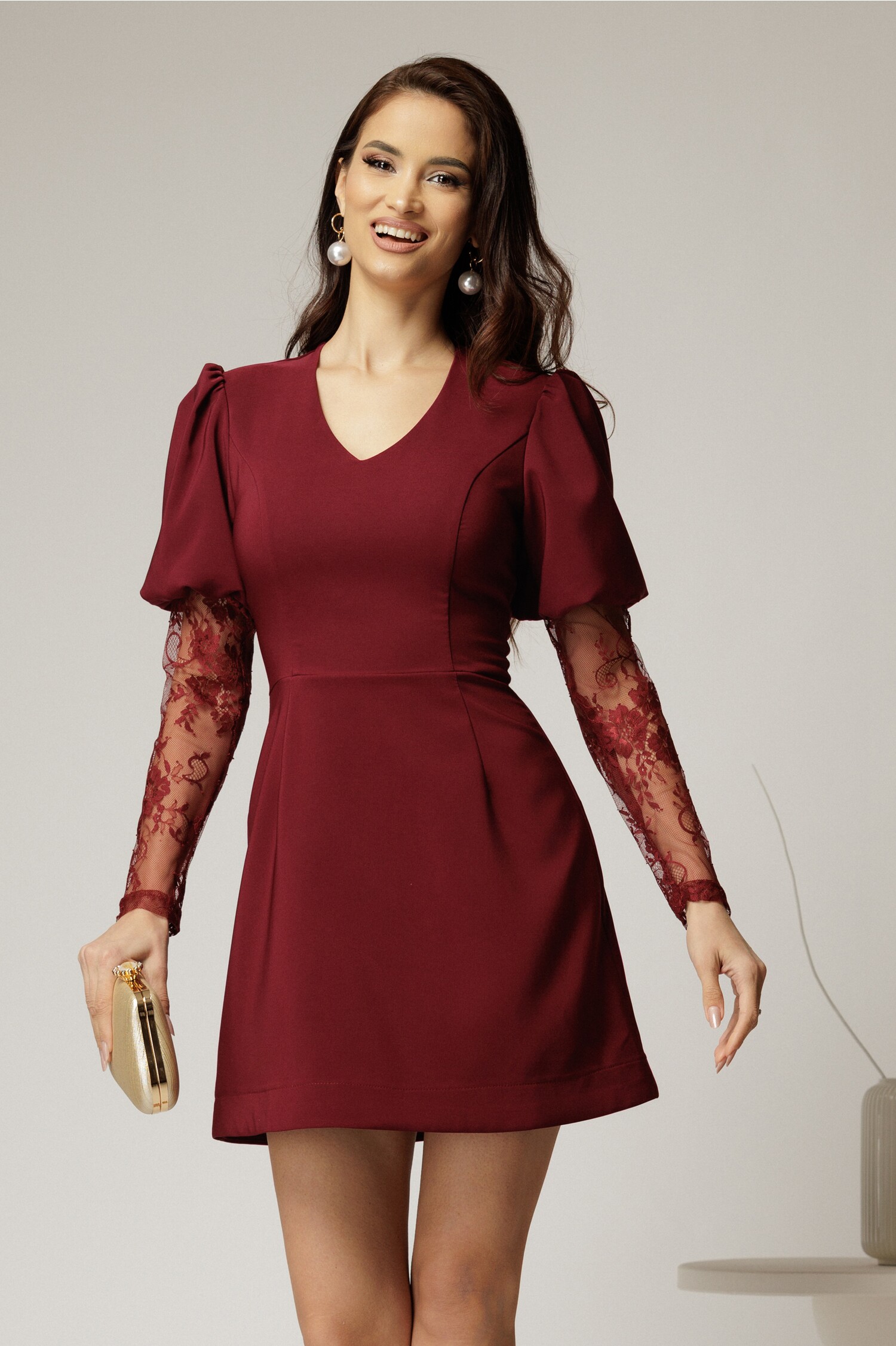 Rochie scurta bordo cu maneci din dantela si decolteu V