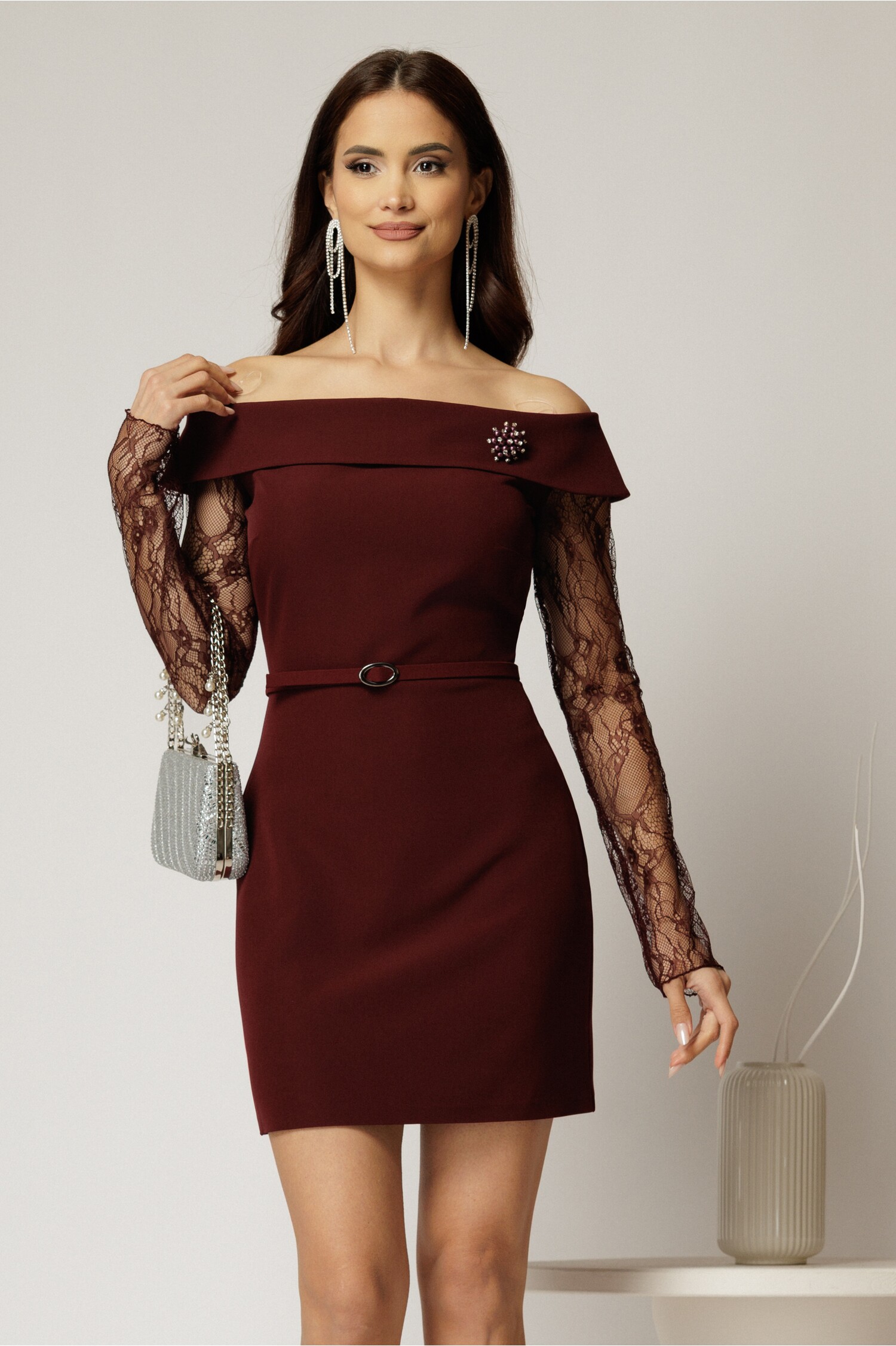 Rochie scurta bordo cu umeri lasati si manecile din dantela