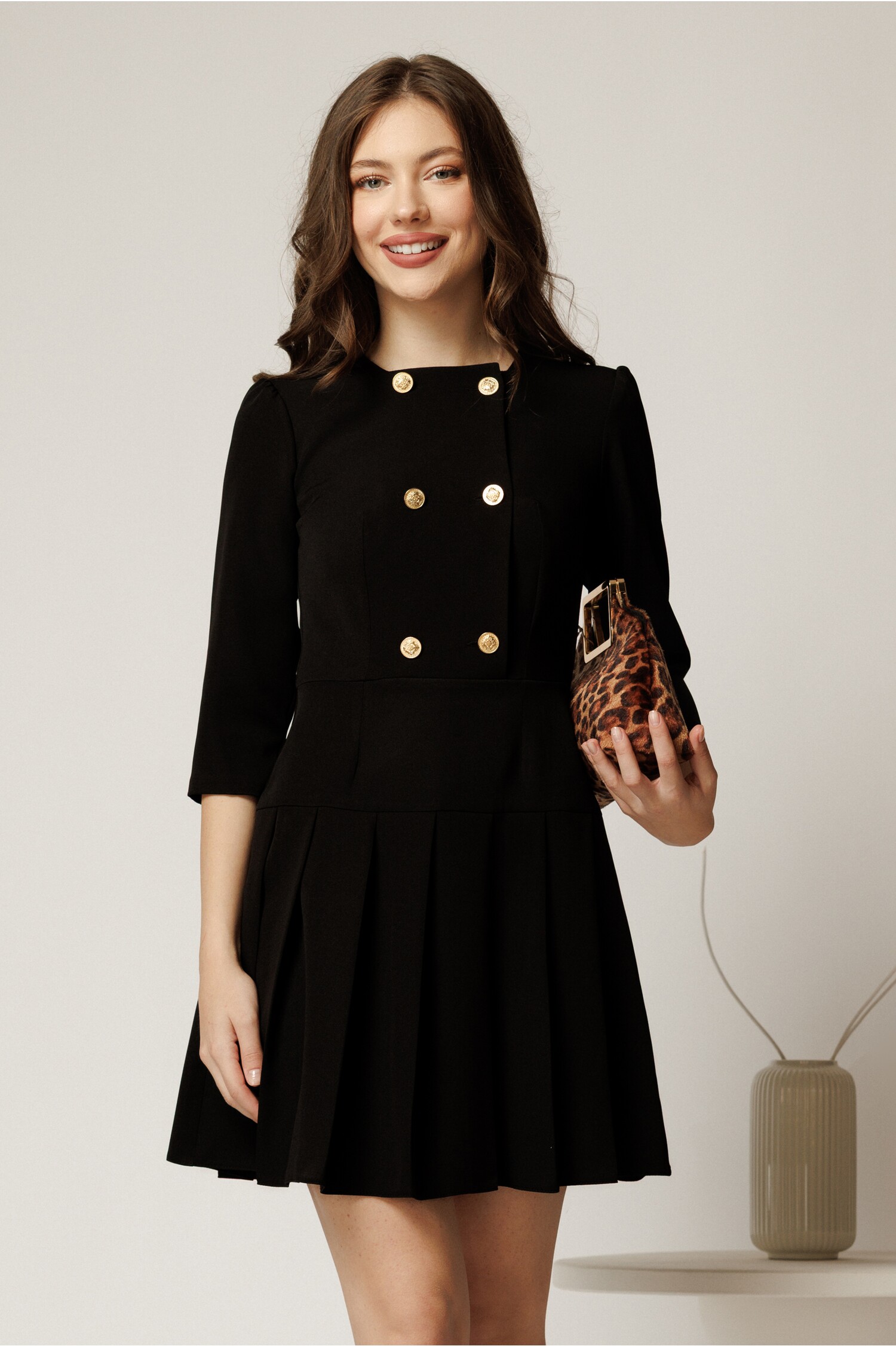 Rochie scurta neagra cu nasturi pe bust si pliuri pe fusta
