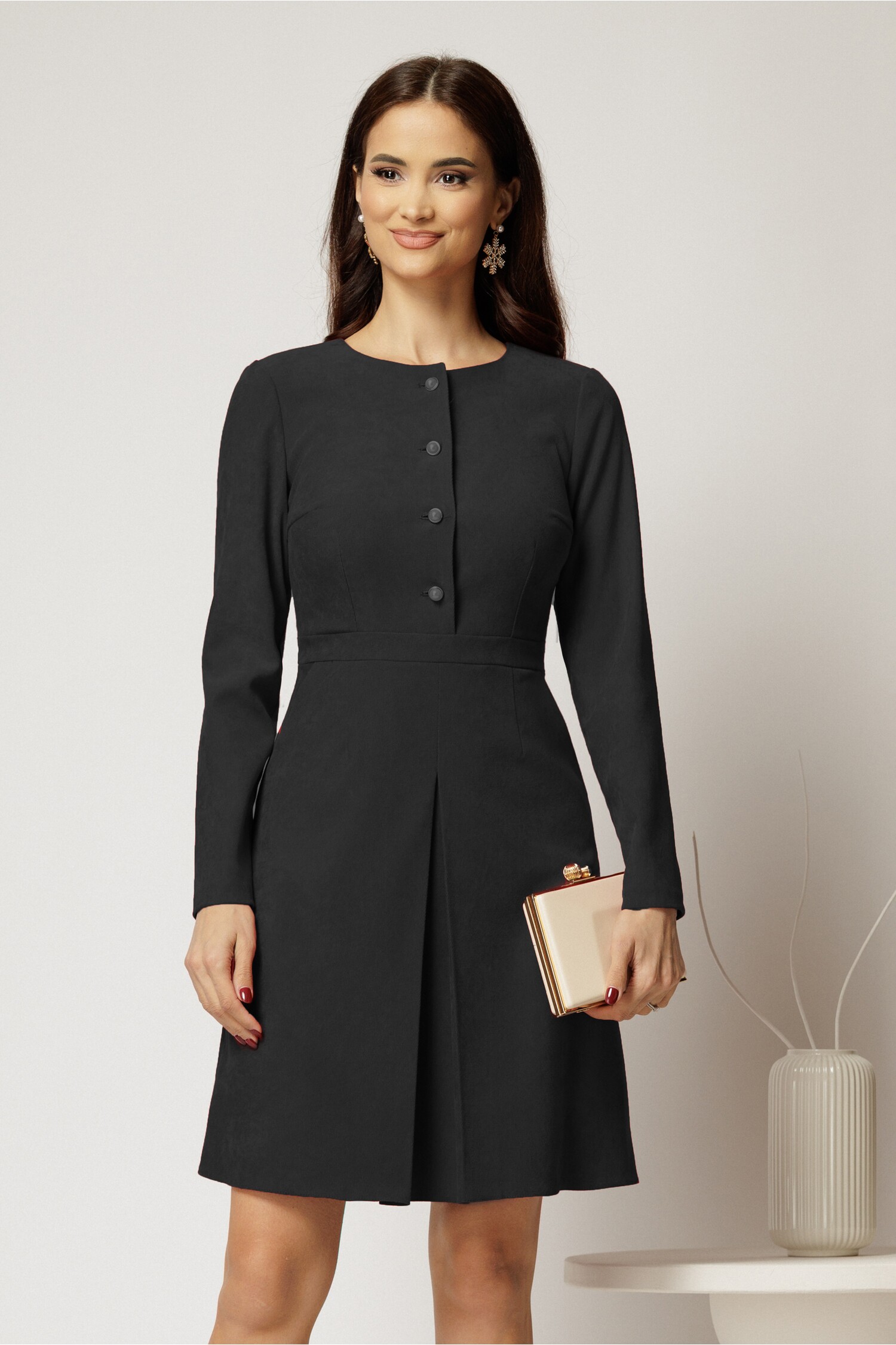 Rochie scurta neagra din catifea reiata cu pliu pe fusta si nasturi perla