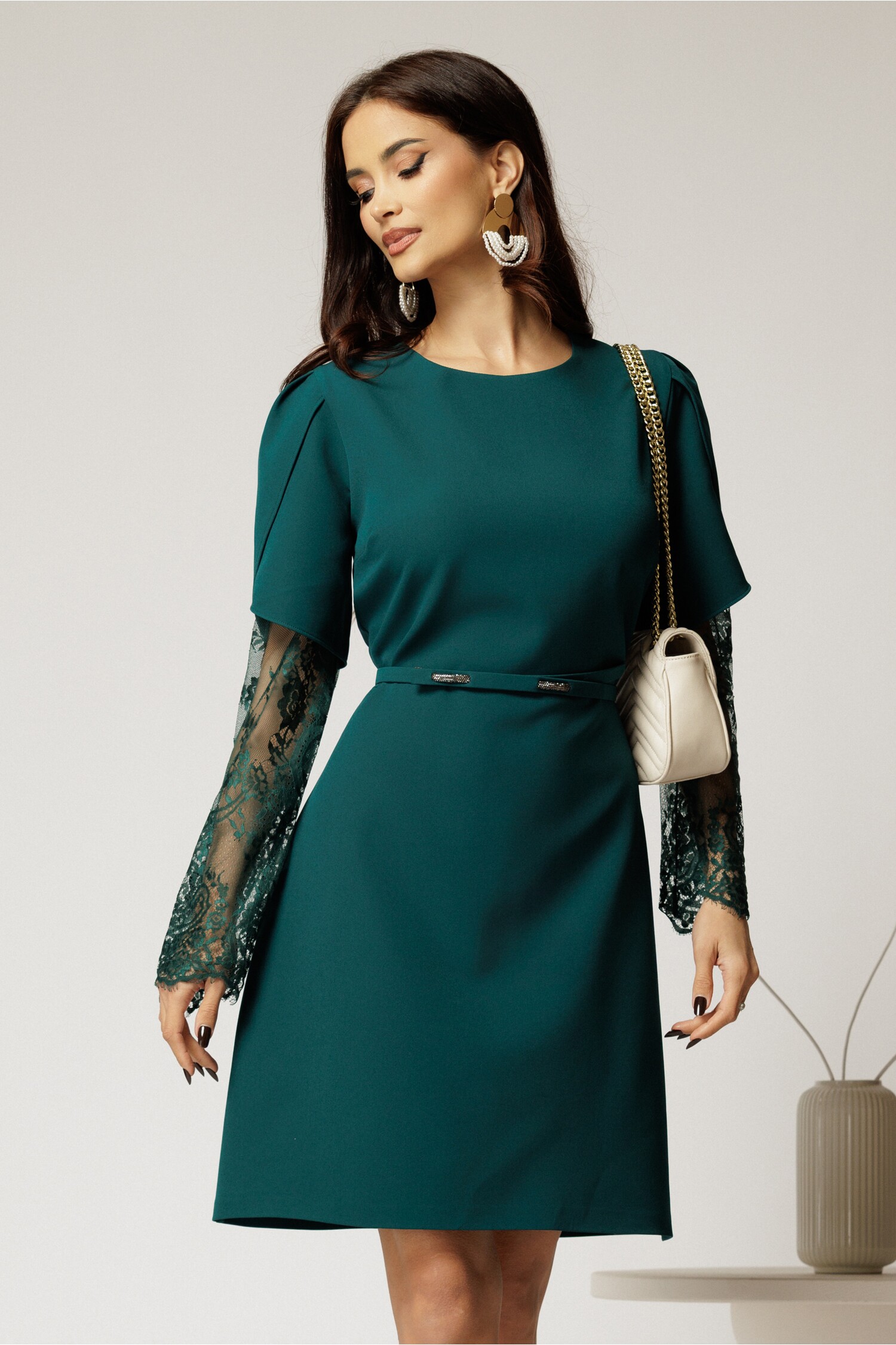Rochie scurta verde cu maneci din dantela si curea in talie