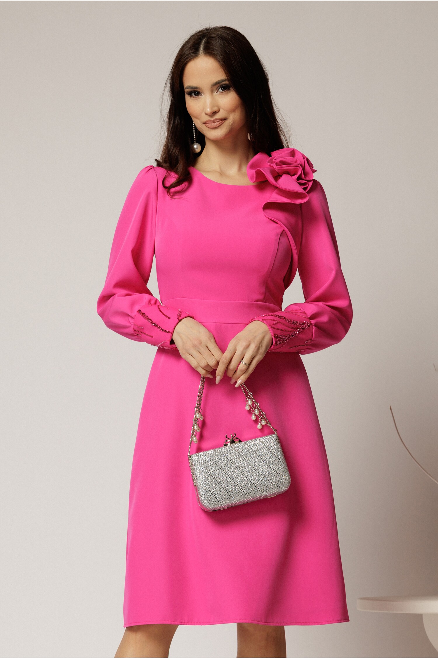Rochia DY Fashion fucsia cu mansete din paiete si funda ampla pe umar