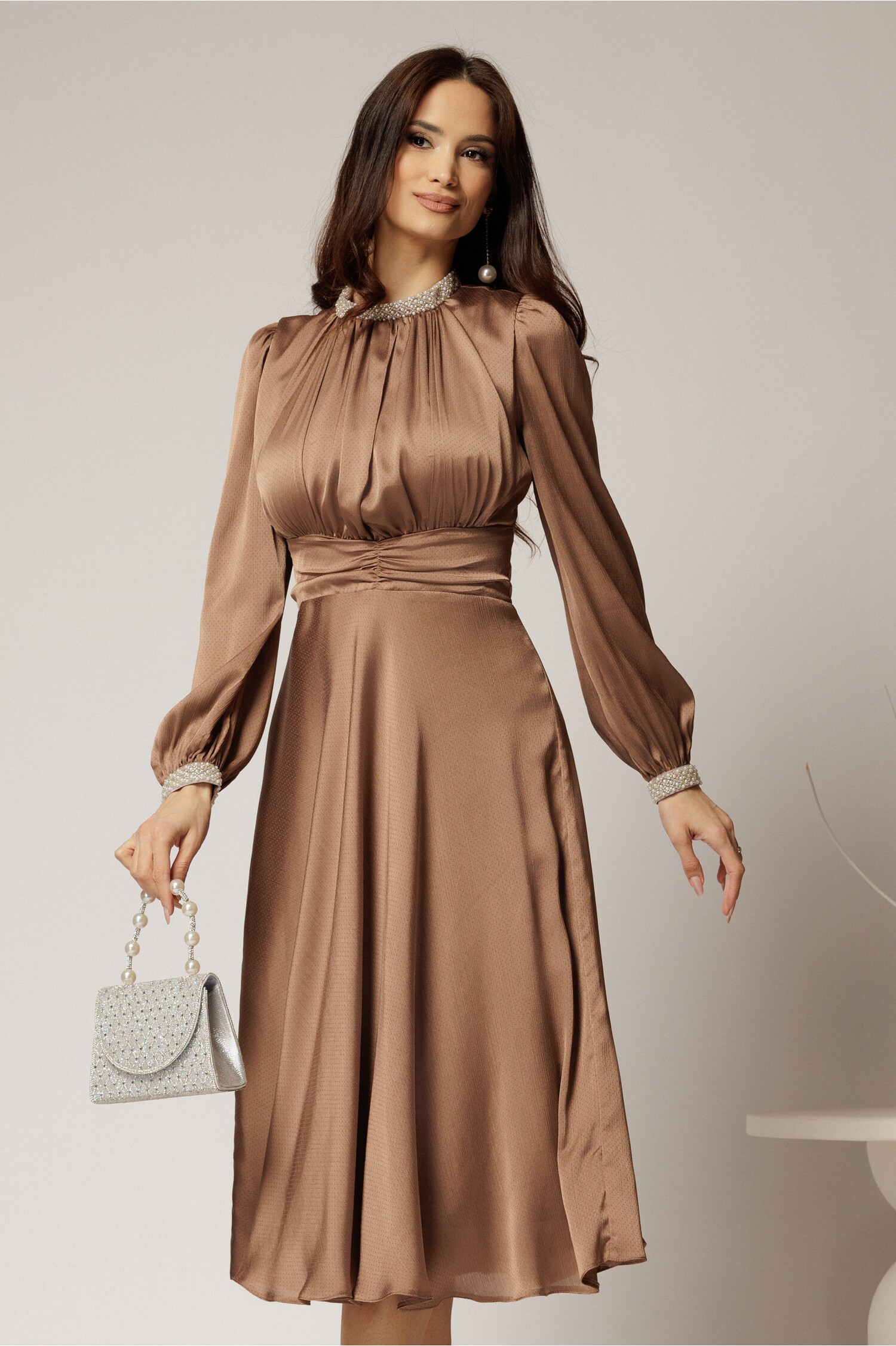 Rochie DY Fashion maro din voal cu perle la guler si maneci