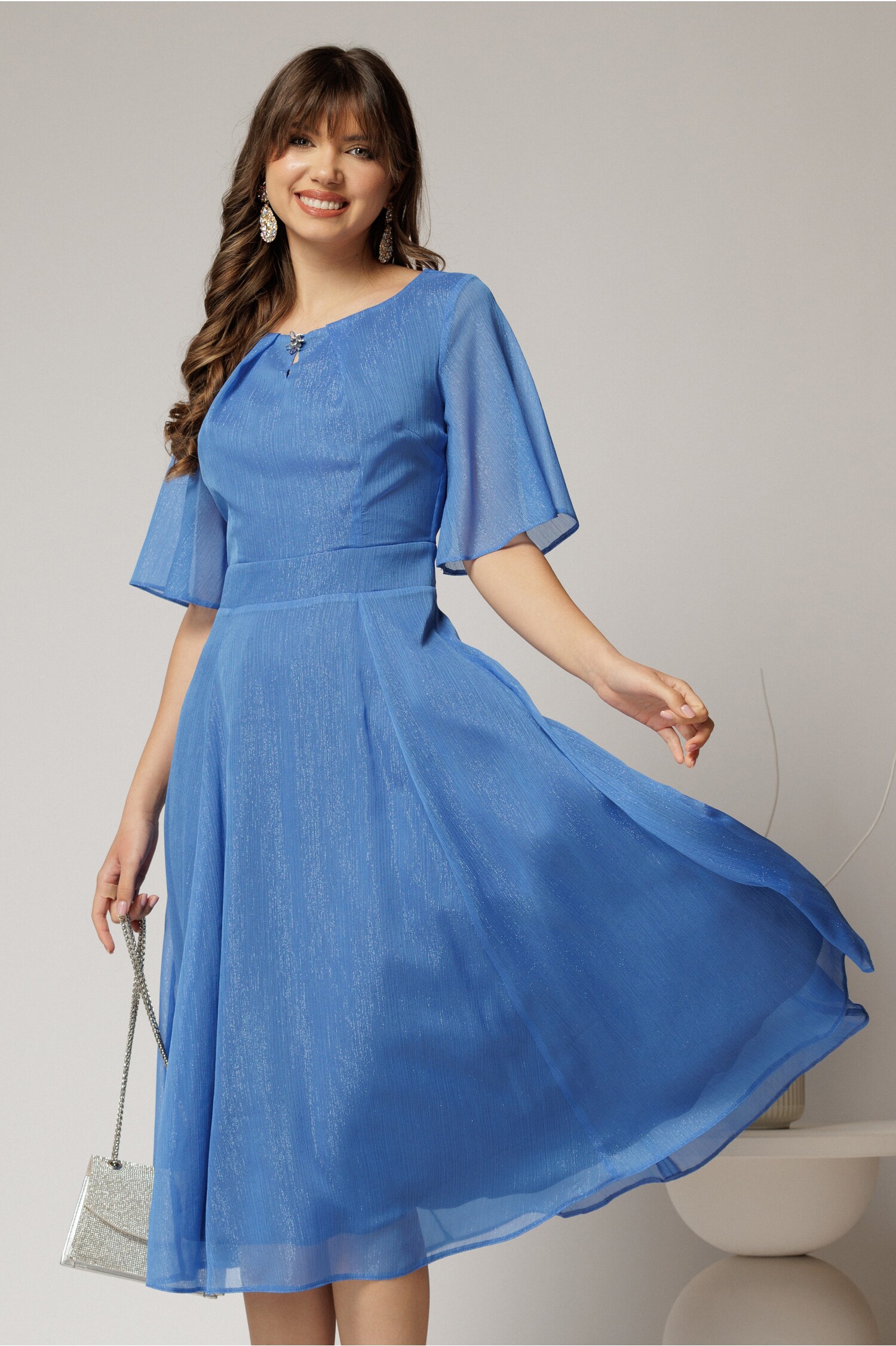 Rochie DY Fashion midi bleu din voal in clos cu fir lurex si accesoriu la decolteu