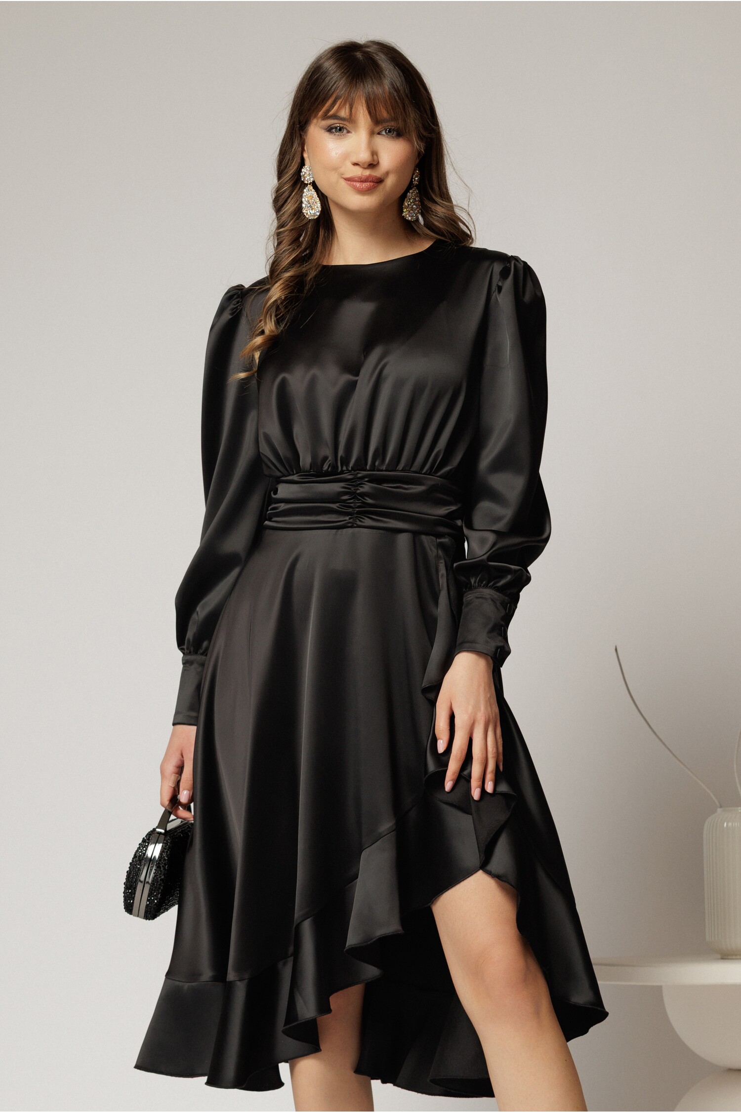 Rochie DY Fashion neagra din satin plin cu croi asimetric