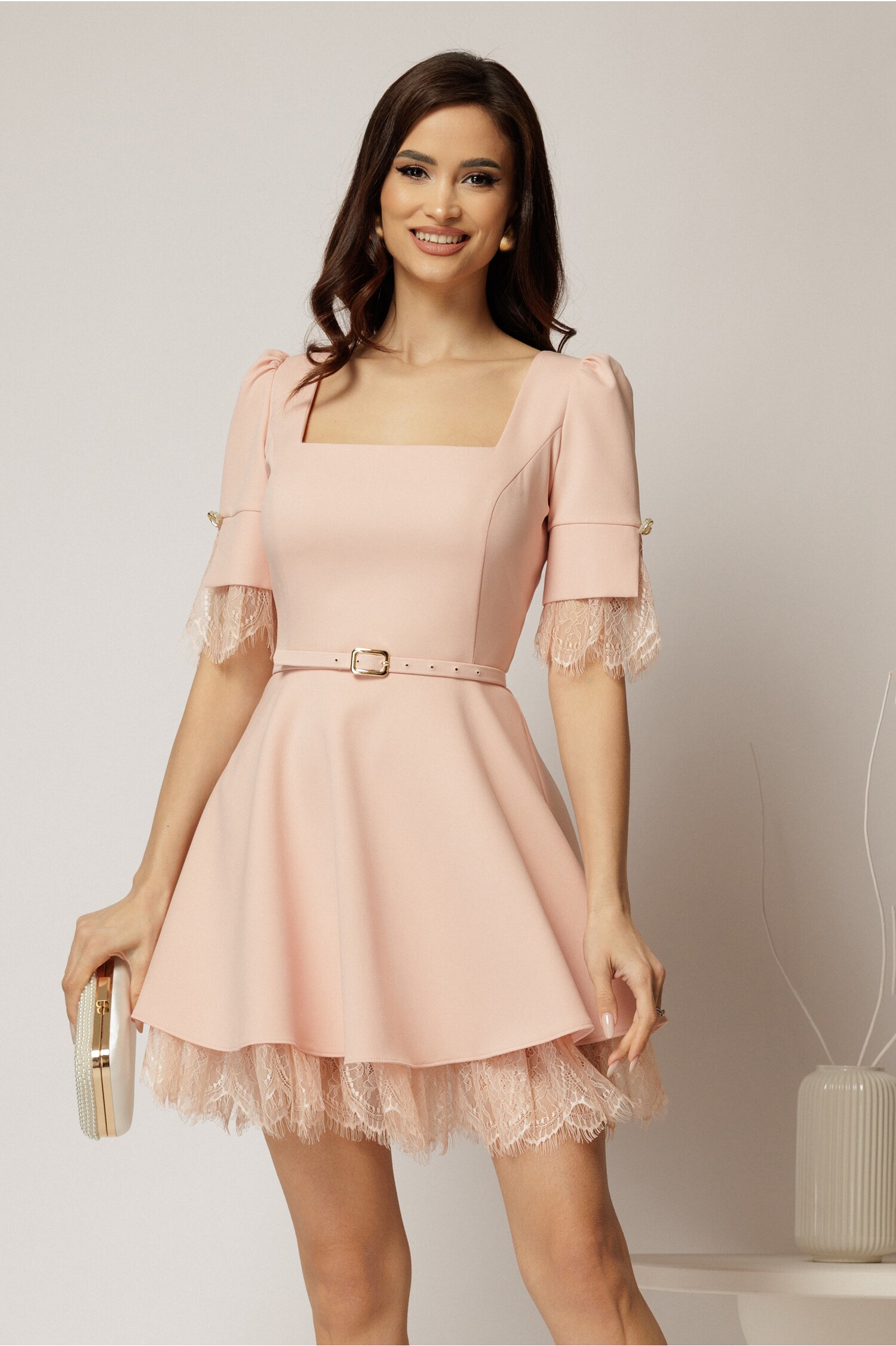 Rochie DY Fashion scurta roz cu dantela la fusta si maneci