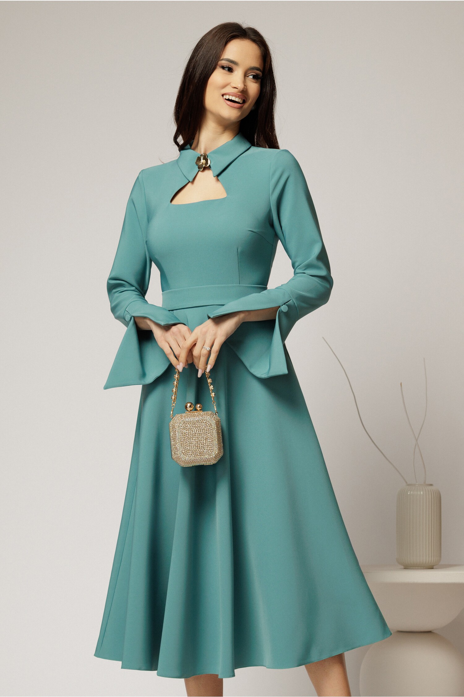 Rochie midi bleu cu guler tip camasa si decupaj la decolteu