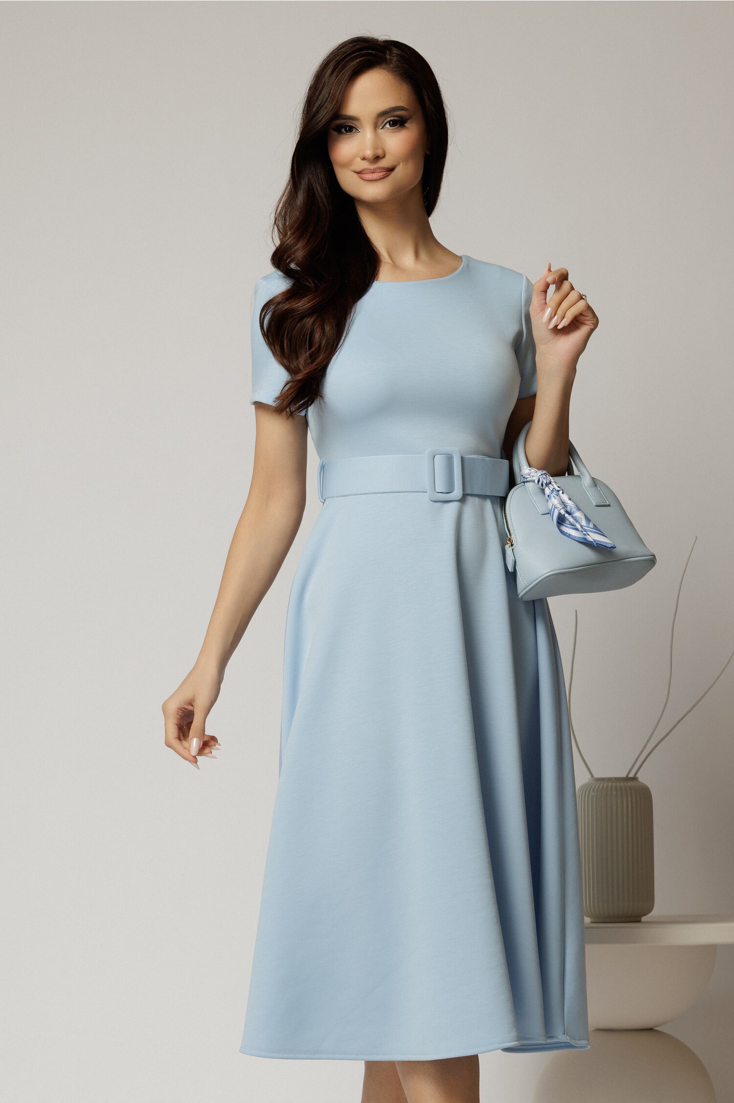 Rochie midi bleu cu maneca scurta si curea in talie cu adaos de viscoza