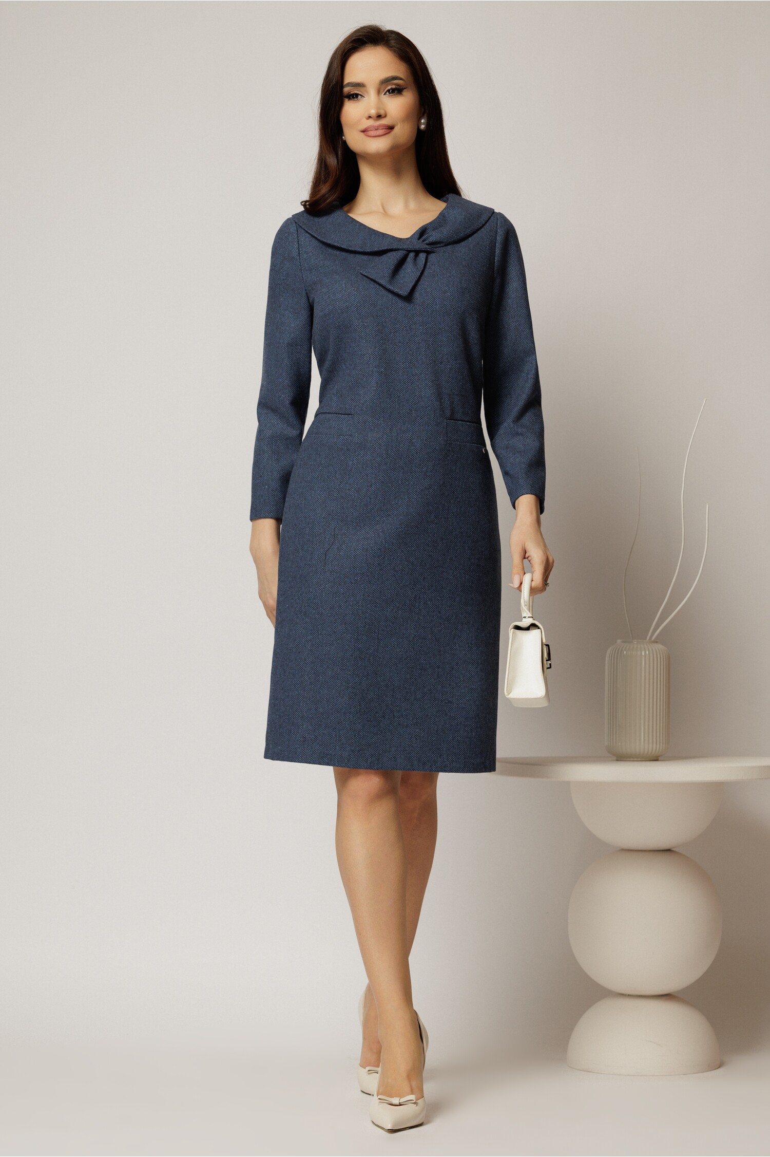 Rochie midi bleumarin din jerse cu design la decolteu si buzunare pe fusta