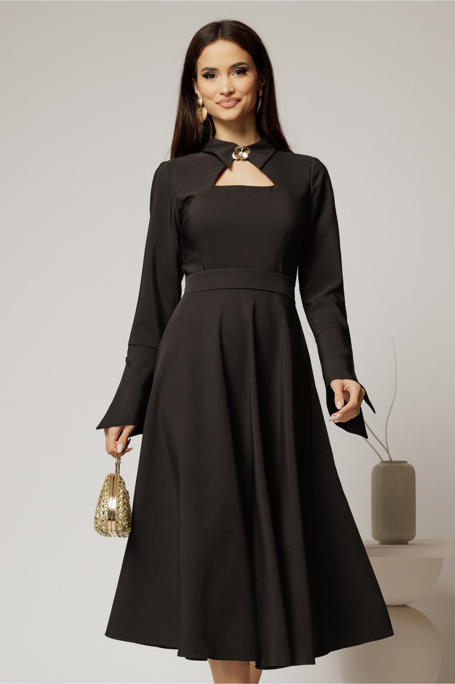 Rochie midi neagra cu guler tip camasa si decupaj la decolteu