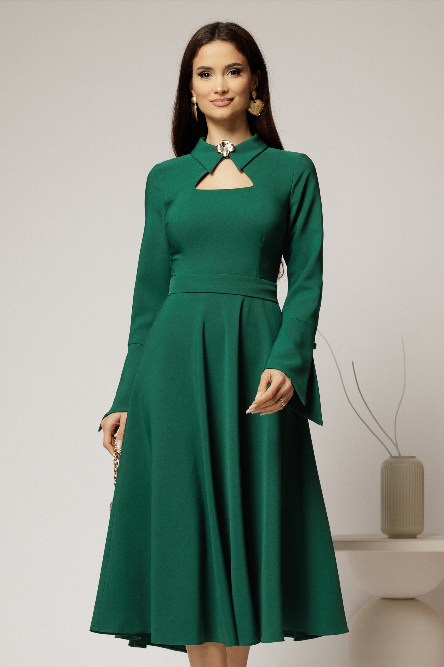 Rochie midi verde cu guler tip camasa si decupaj la decolteu