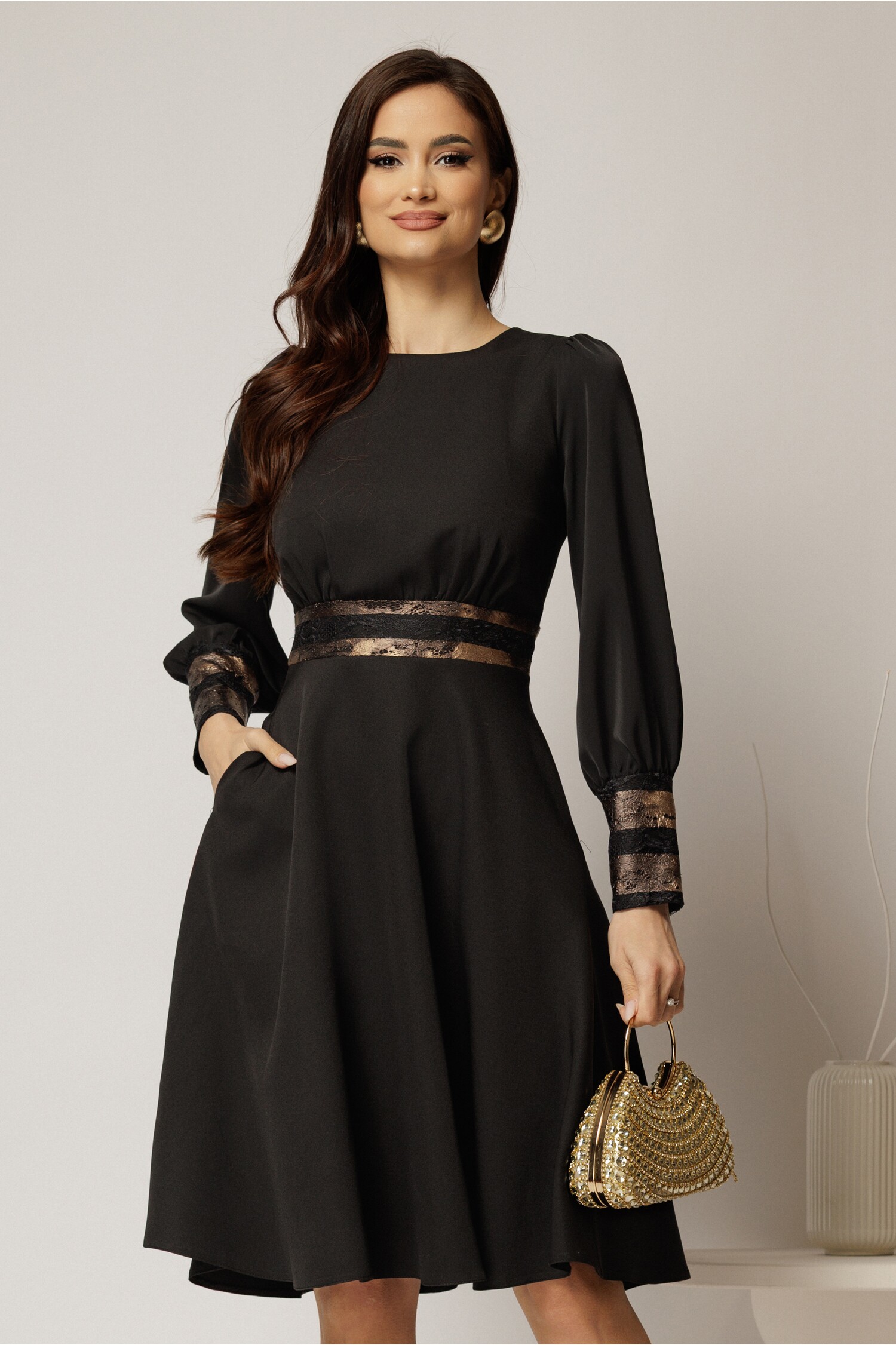 Rochie neagra clos cu insertii aurii si dantela