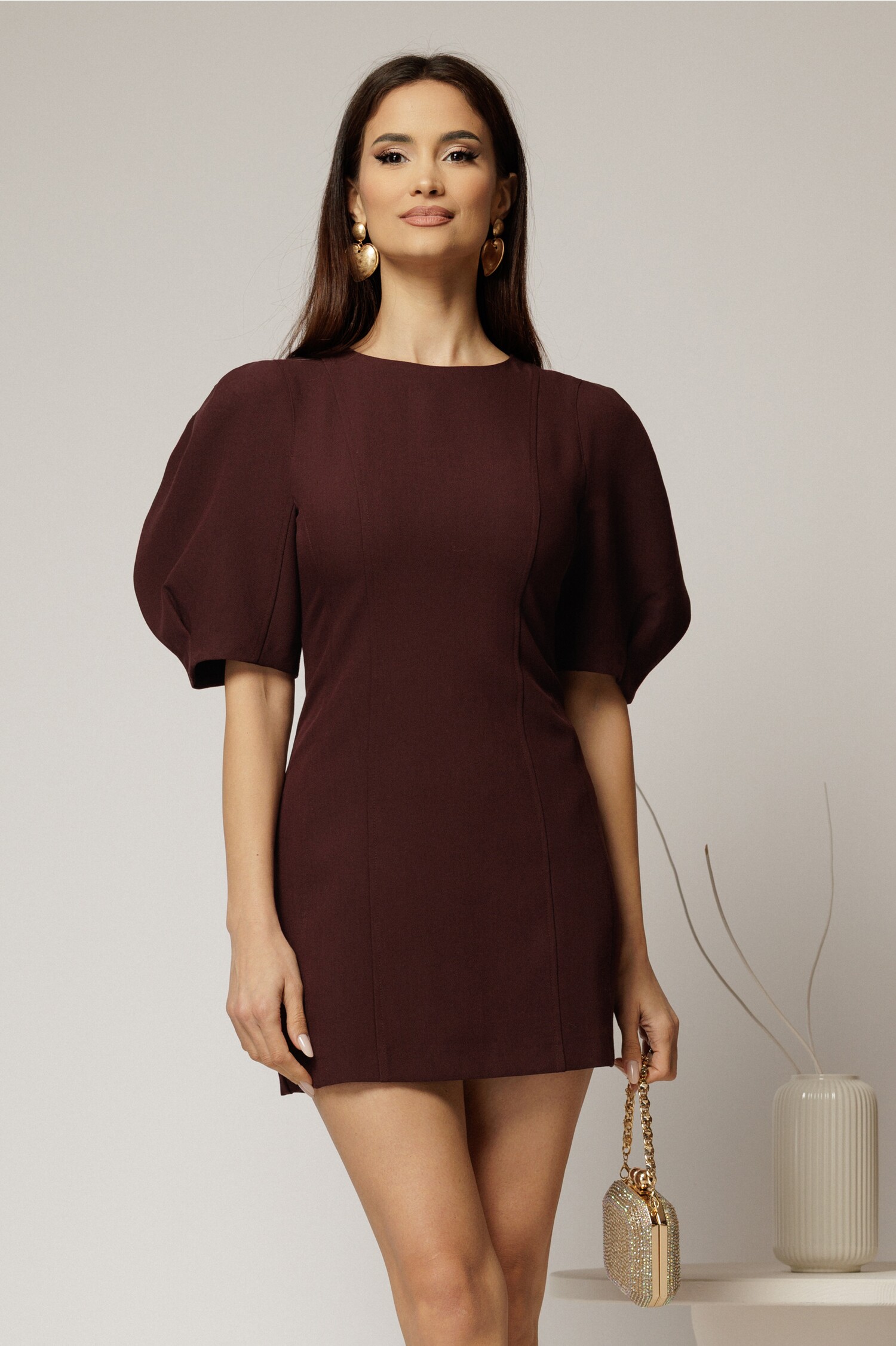 Rochie scurta bordo cu croi cambrat si maneci scurte bufante