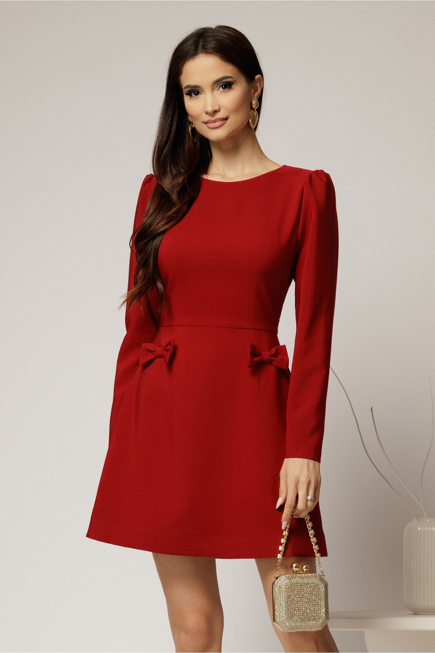 Rochie scurta bordo cu fusta tip A si fundite