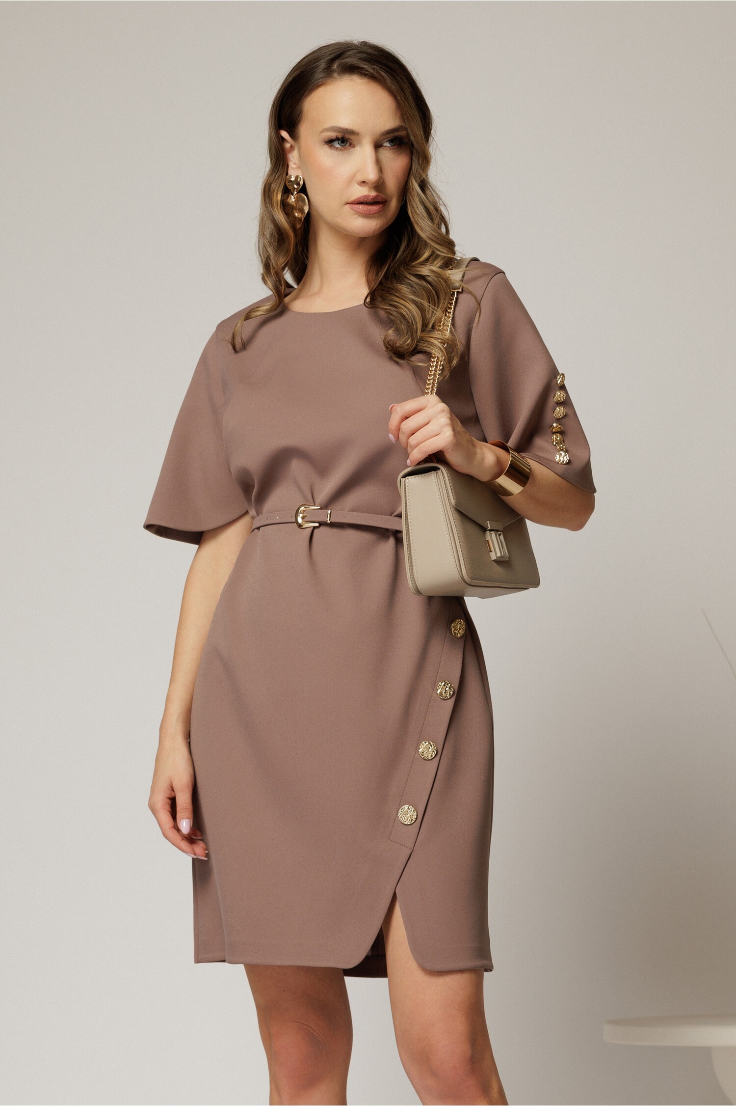Rochie DY Fashion scurta maro cu nasturi pe maneci si fusta