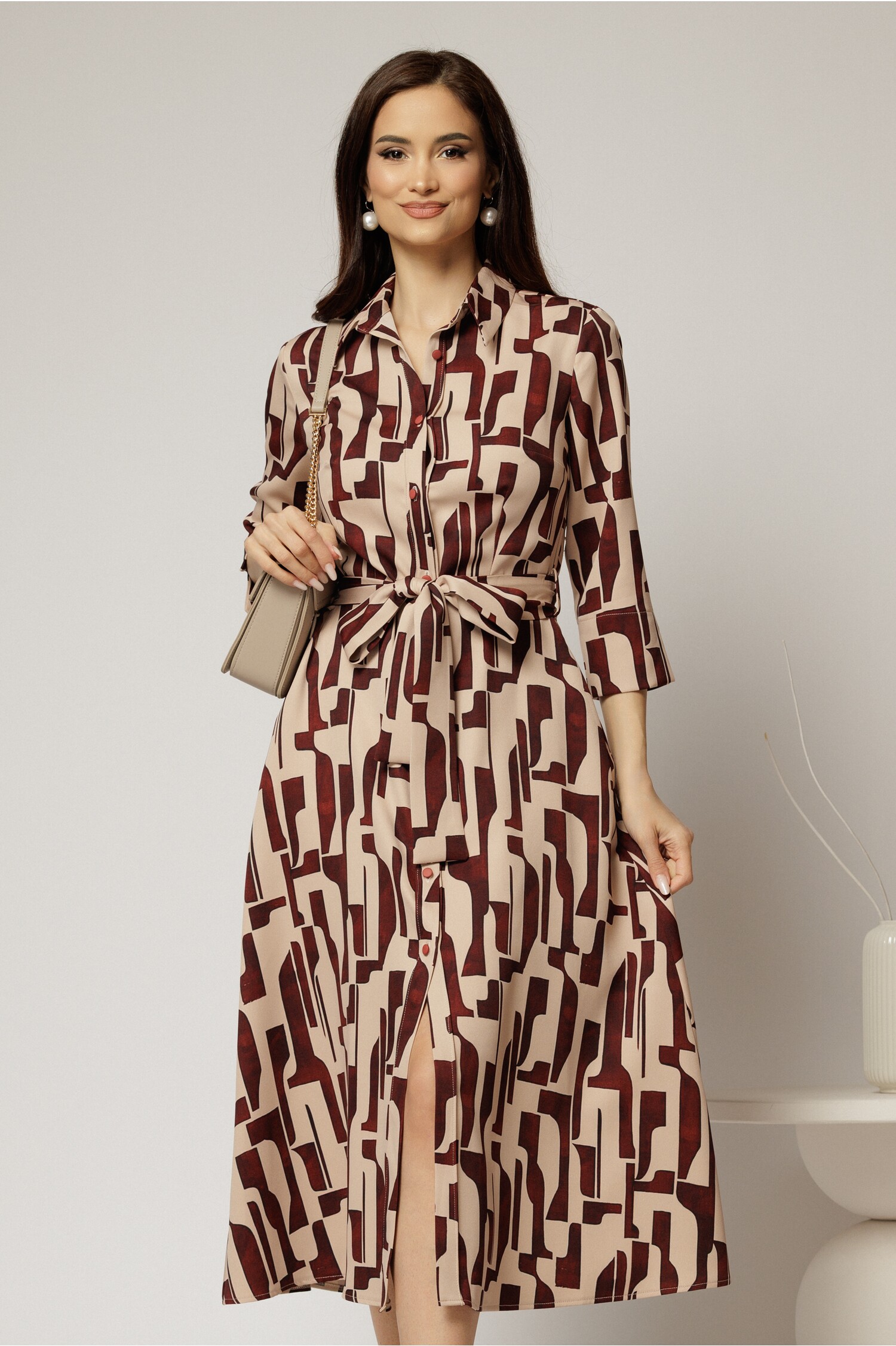 Rochie de zi midi bej cu imprimeuri bordo tip camasa cu cordon in talie