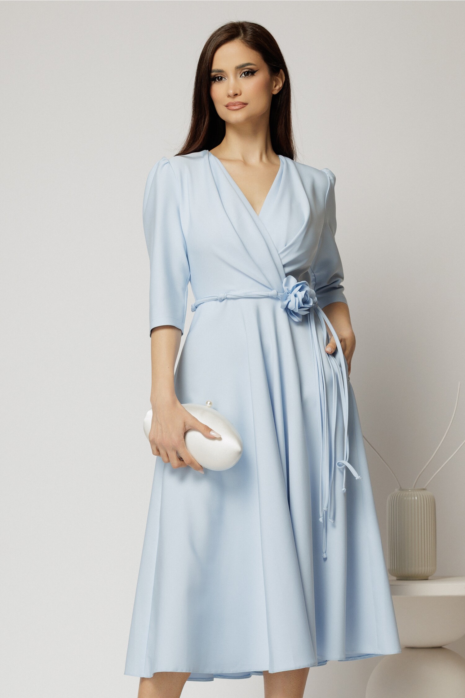 Rochie midi bleu din stofa in clos cu floare in talie