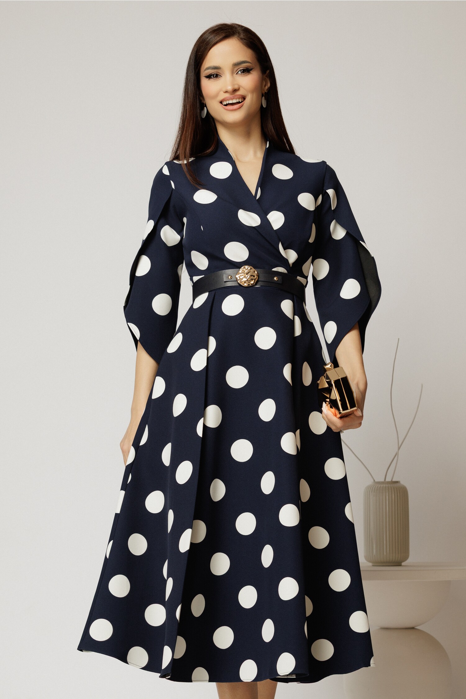 Rochie midi bleumarin din stofa in clos cu buline mari si curea in talie