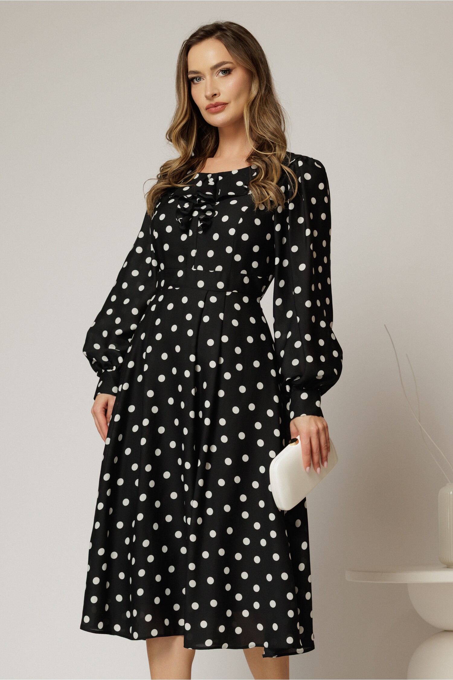 Rochie midi neagra cu buline din voal plin cu volanase la bust